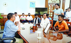 Mundka: CM Kejriwal meets local   heroes who helped in rescue ops