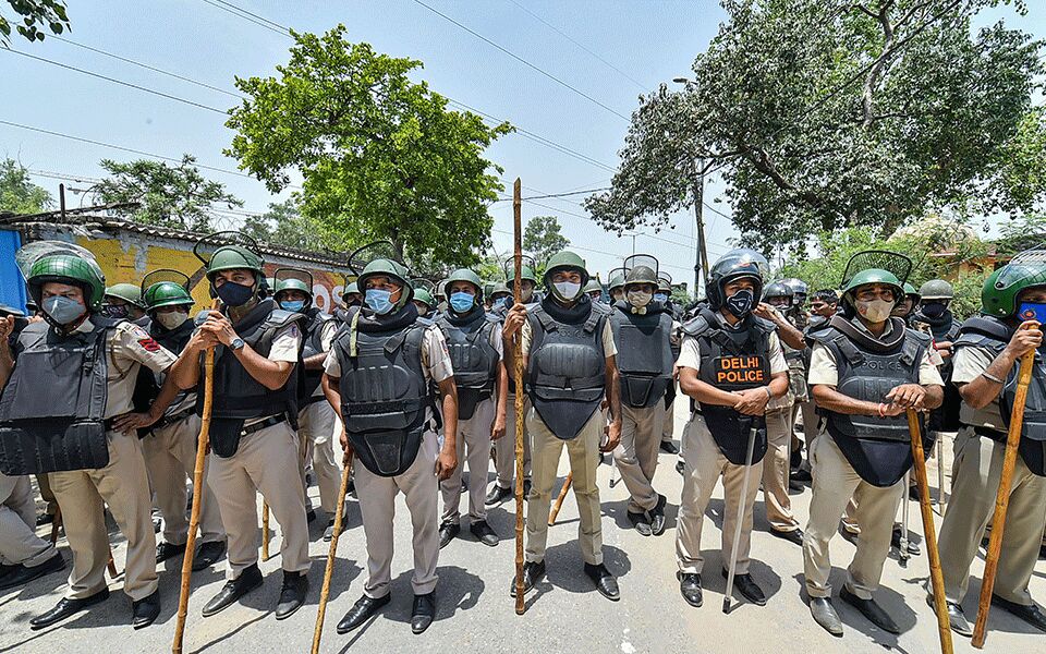 Heavy police deployment at Chandigarh-Mohali border as farmers plan indefinite protest in capital Heavy police deployment at Chandigarh-Mohali border as farmers plan indefinite protest in capital