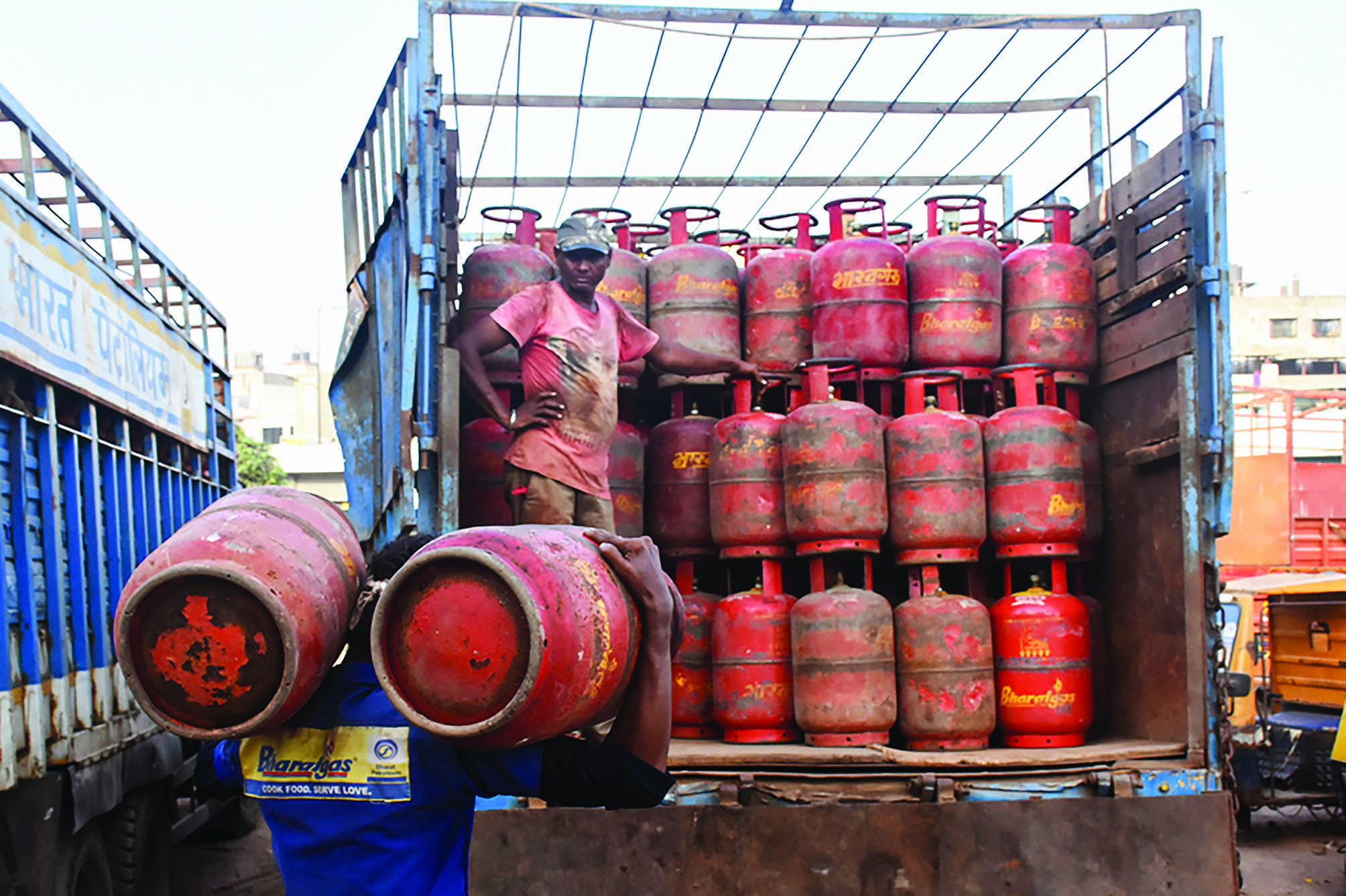 LPG price hiked by `3.5, crosses `1,000 mark LPG price hiked by `3.5, crosses `1,000 mark