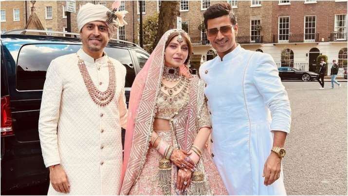 Singer Kanika Kapoor marries businessman Gautam Hathiramani in private ceremony Singer Kanika Kapoor marries businessman Gautam Hathiramani in private ceremony