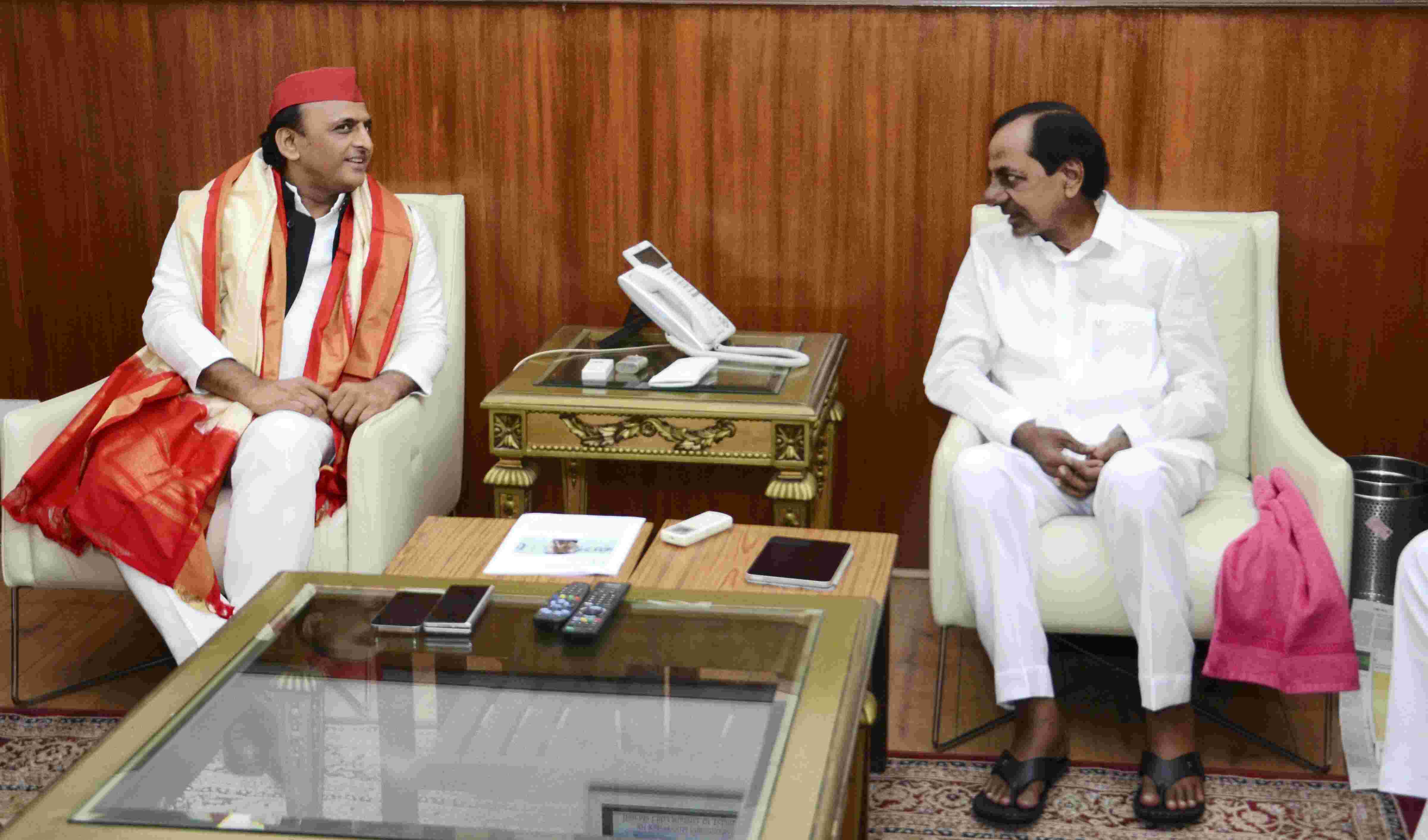 SP chief Akhilesh Yadav meets Telangana CM; discusses issues concerning nation SP chief Akhilesh Yadav meets Telangana CM; discusses issues concerning nation