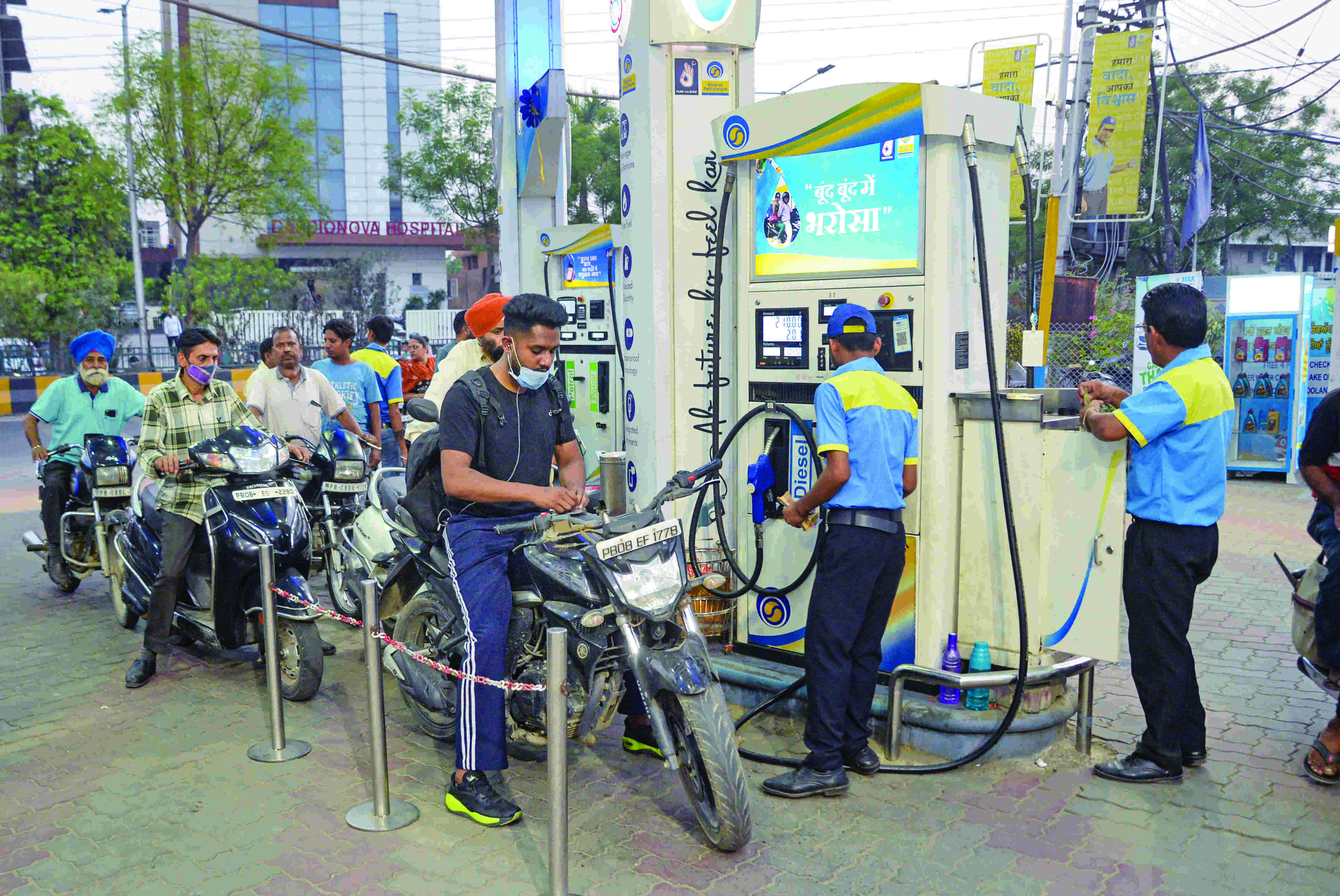 Centre cuts excise duty on petrol, diesel; prices to drop by Rs 9.5, Rs 7/l