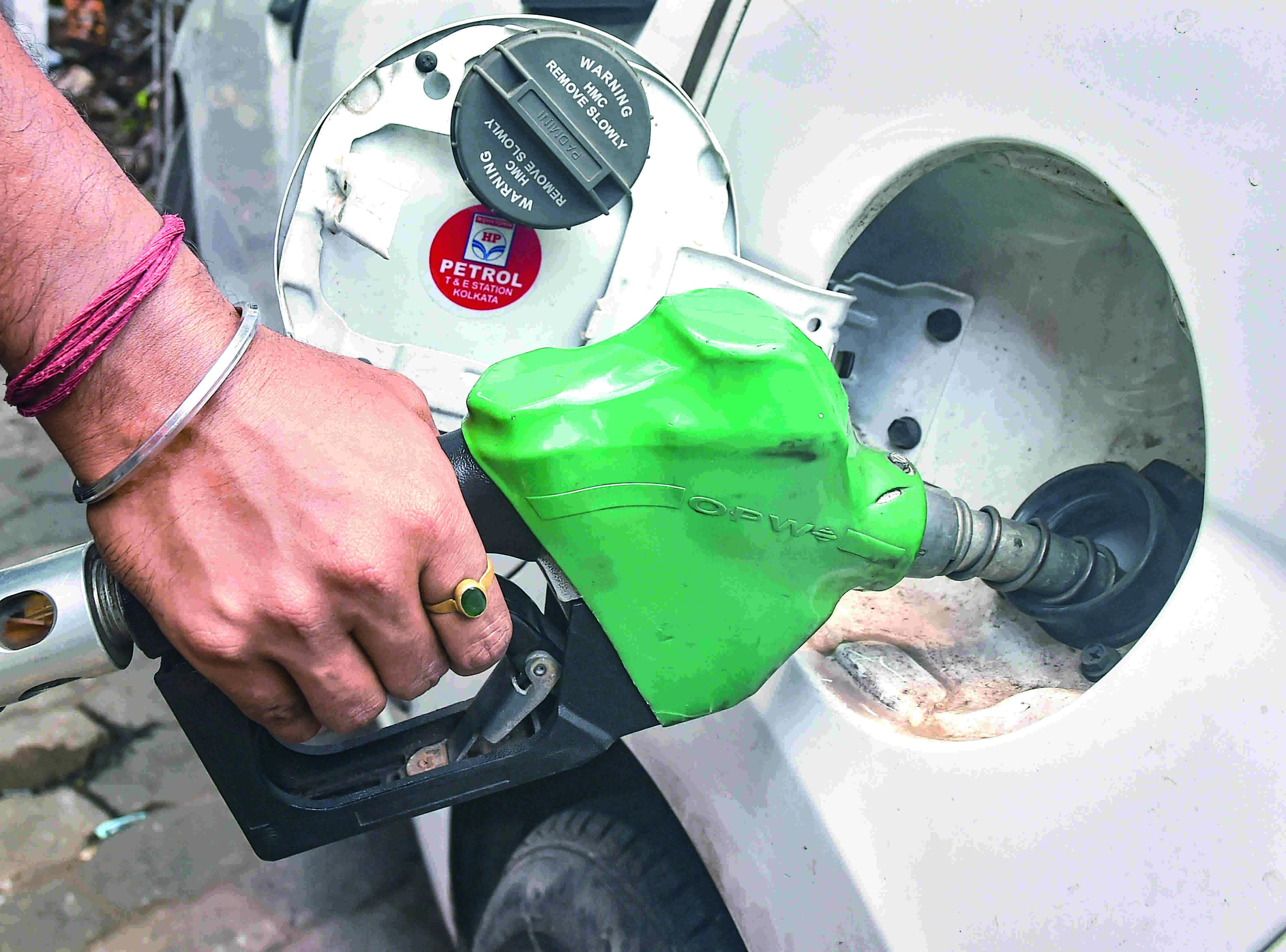 Fuel costs decrease in Kolkata, petroleum dealers association unhappy with price cut Fuel costs decrease in Kolkata, petroleum dealers association unhappy with price cut