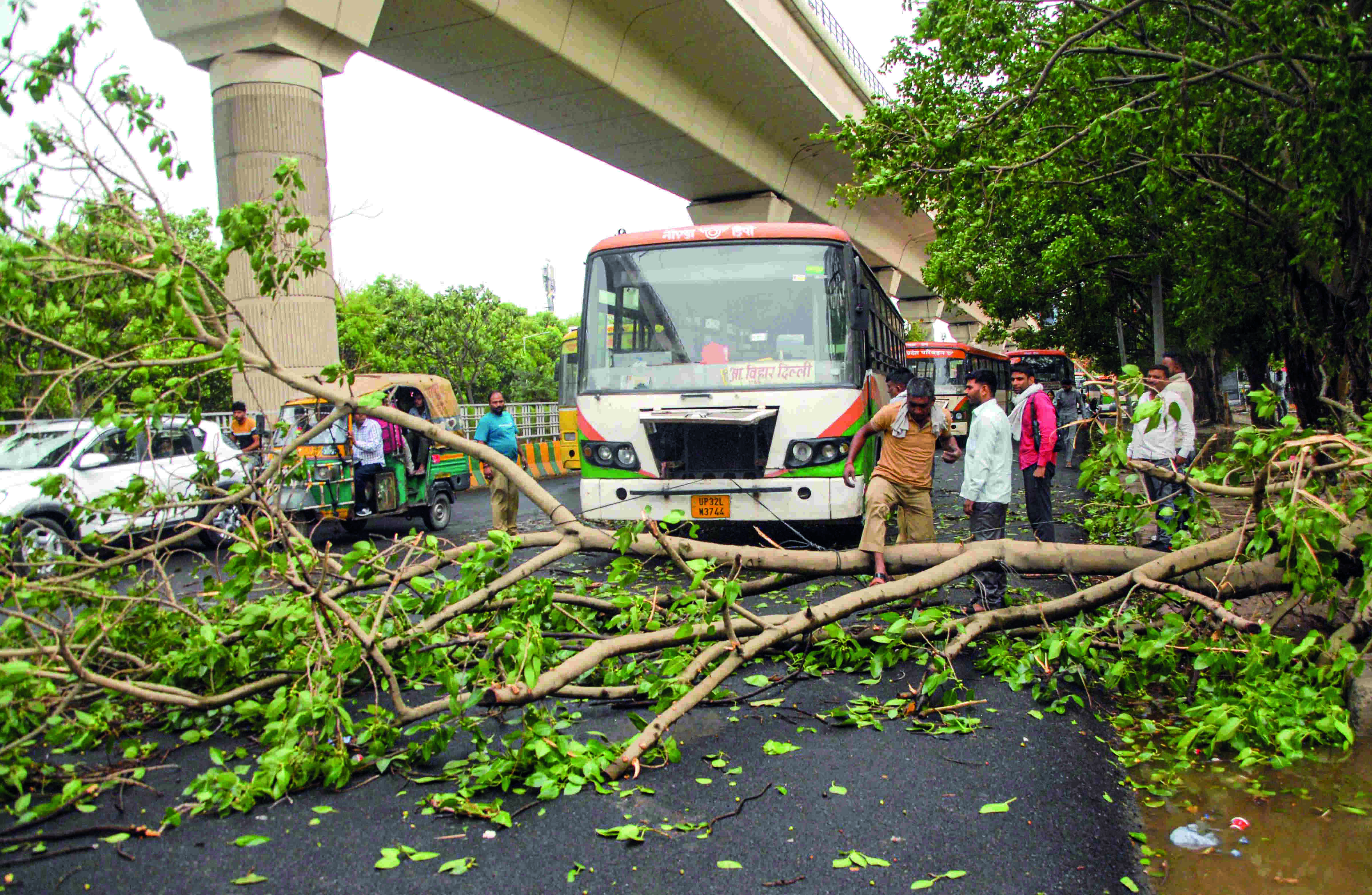 Rains bring mercury down in city; power supply & traffic disrupted Rains bring mercury down in city; power supply & traffic disrupted