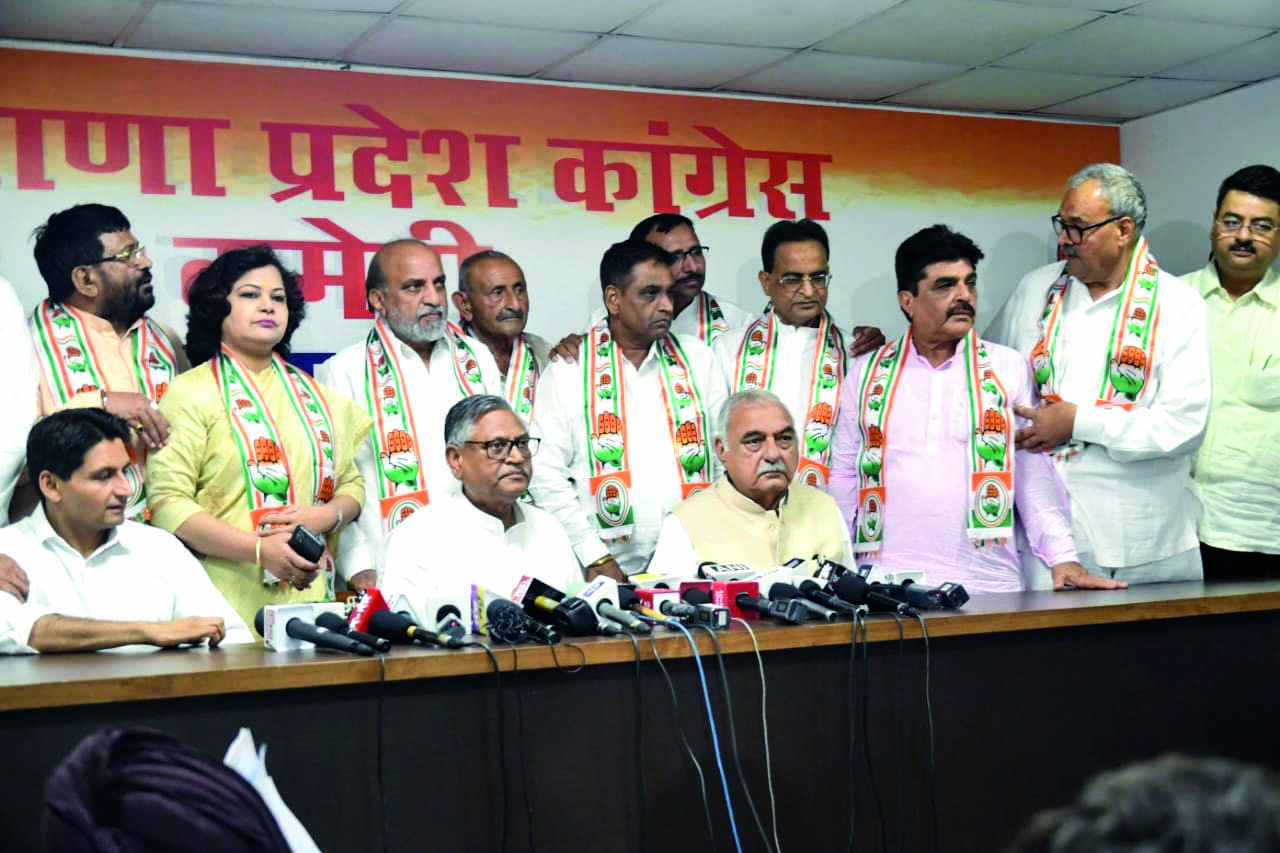 8 former mins, ex-MLAs join Congress under Hooda