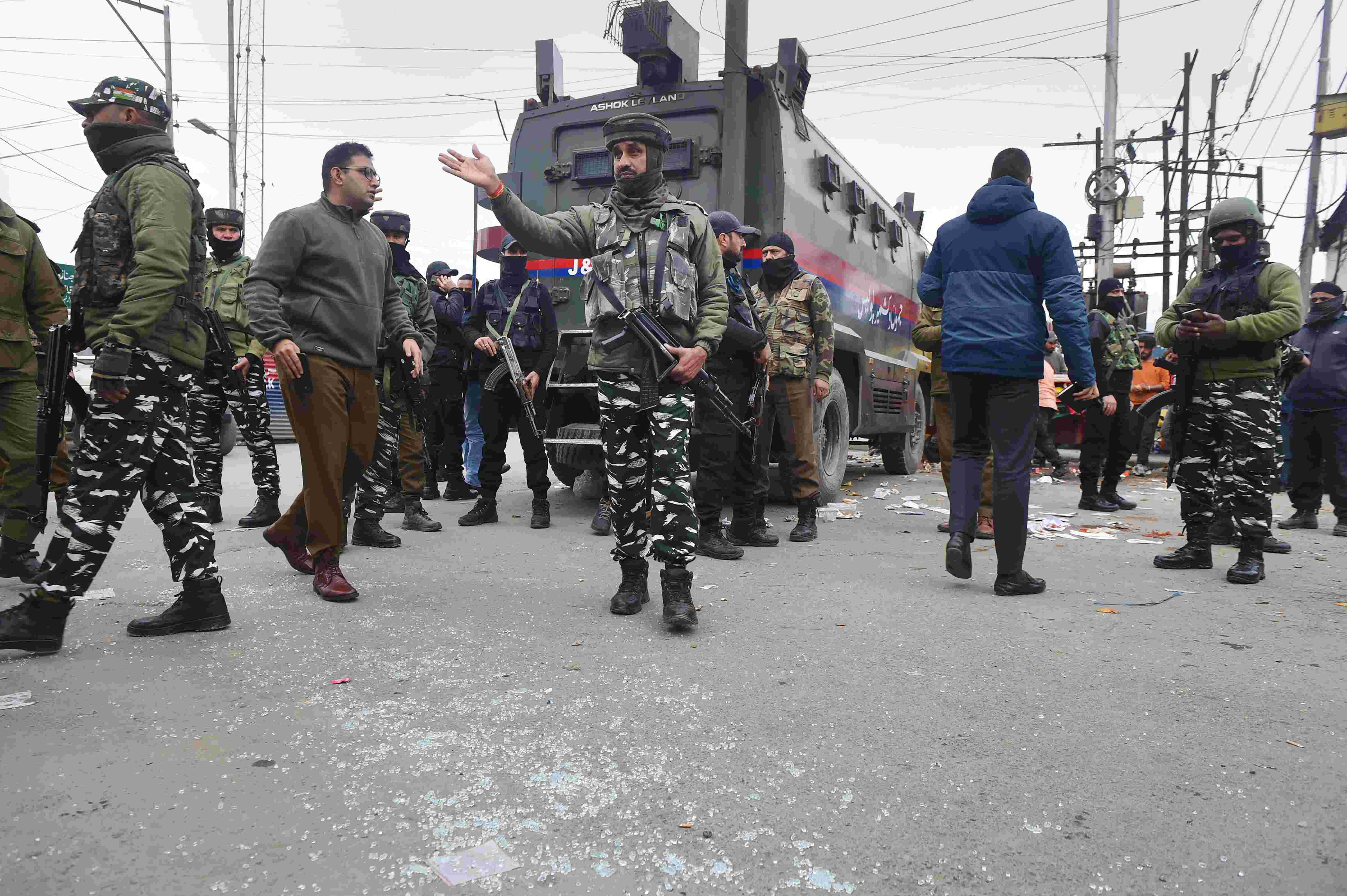 Cop shot dead by terrorists in Srinagar; 7-year-old daughter injured Cop shot dead by terrorists in Srinagar; 7-year-old daughter injured