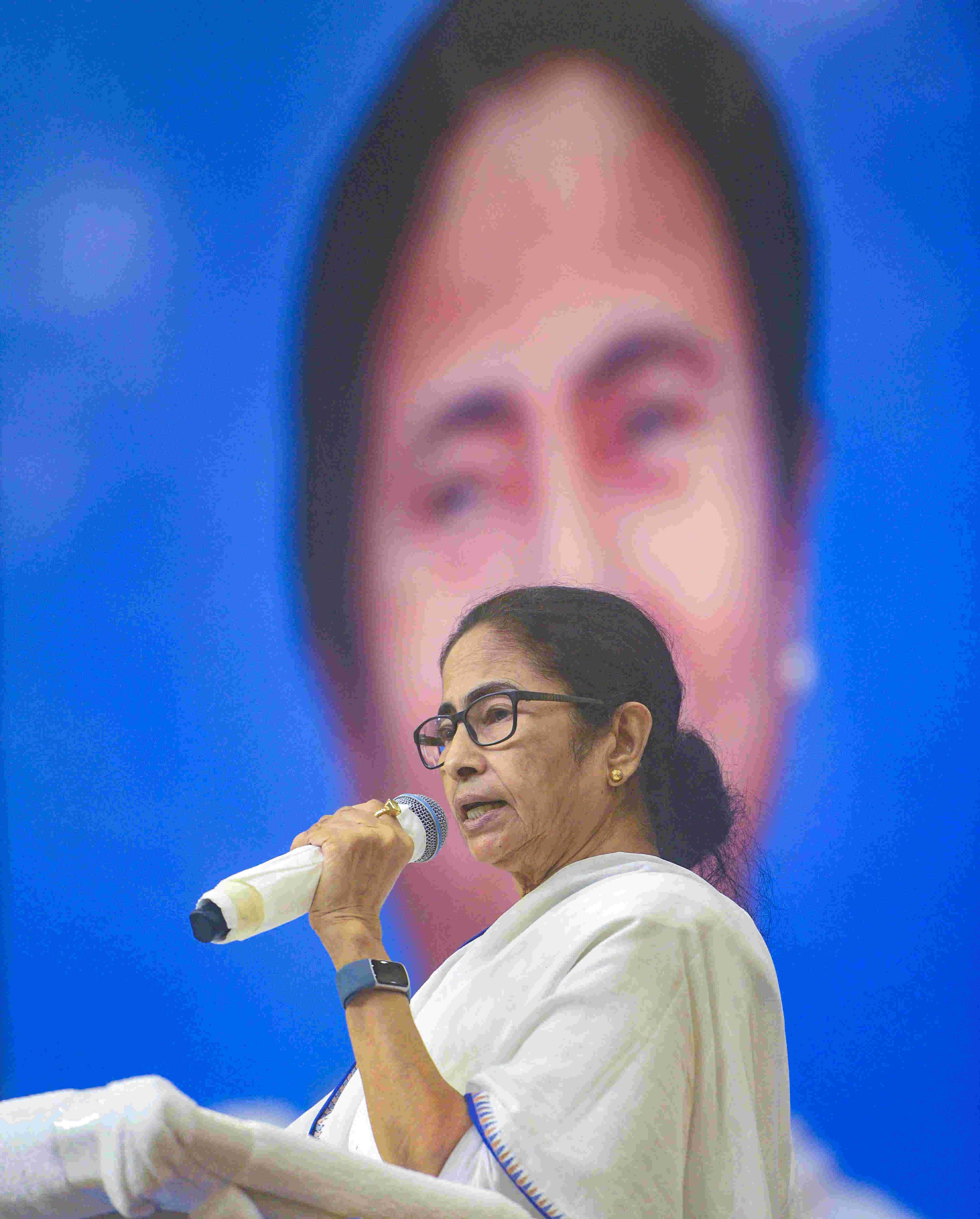Eight-year-old Malda girl meets Mamata to thank her for welfare schemes