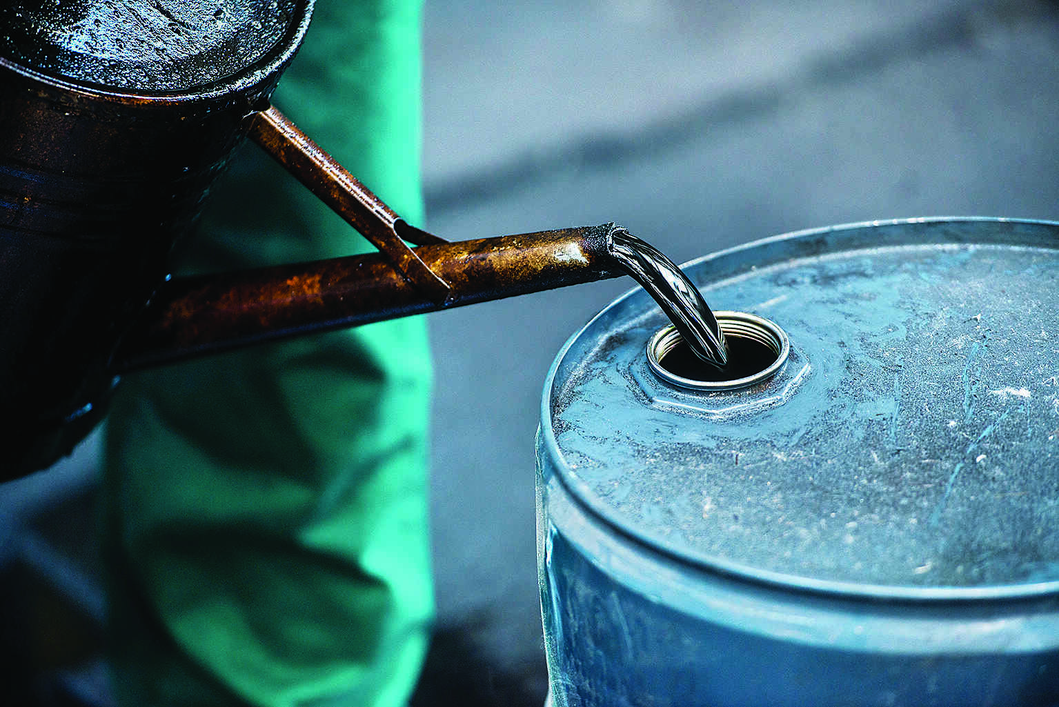 Oil rises on tight supply, prospect of EU ban on Russian supply