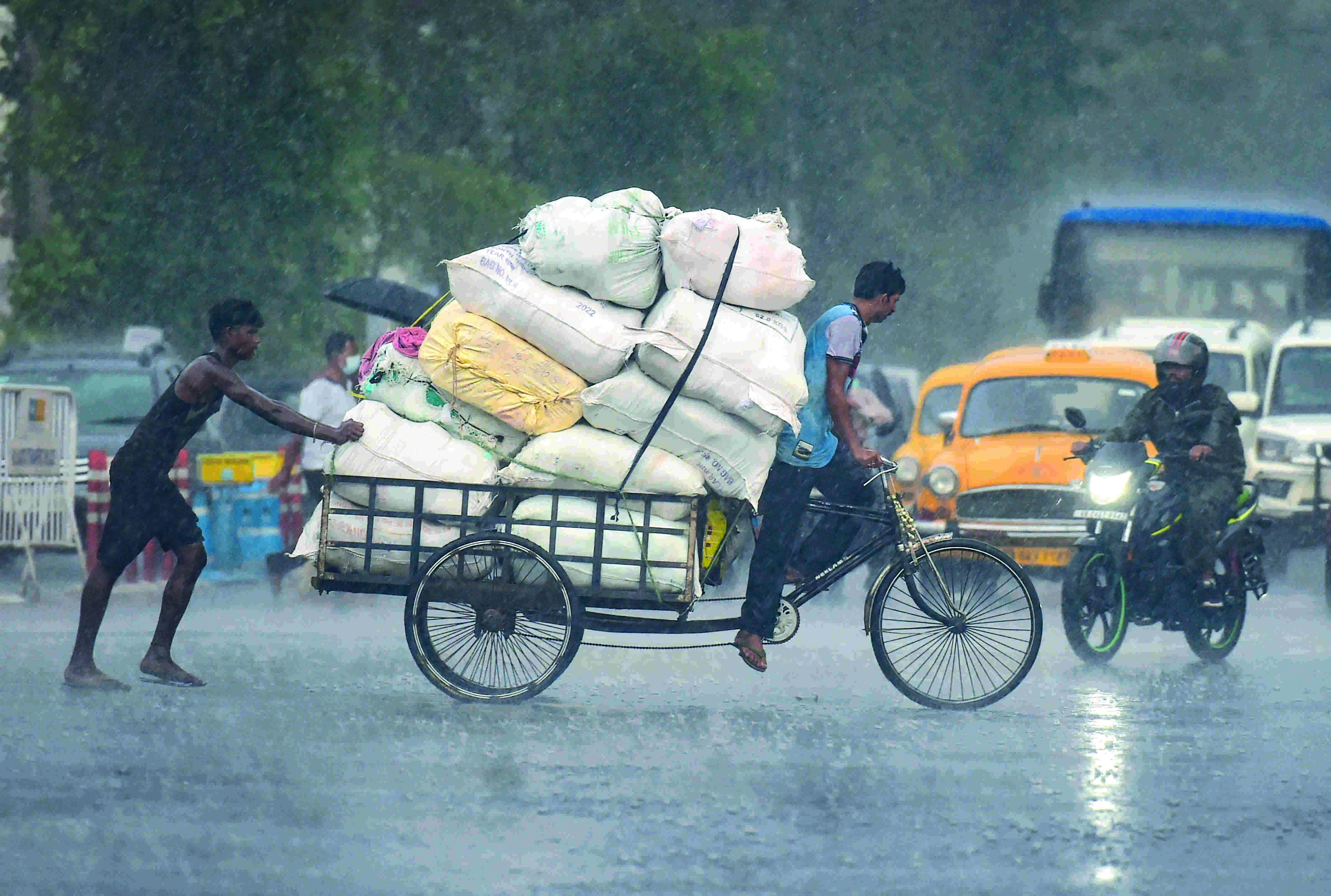 Heavy rain with wind speed of 50 kmph may hit South Bengal in next 24 hours Heavy rain with wind speed of 50 kmph may hit South Bengal in next 24 hours