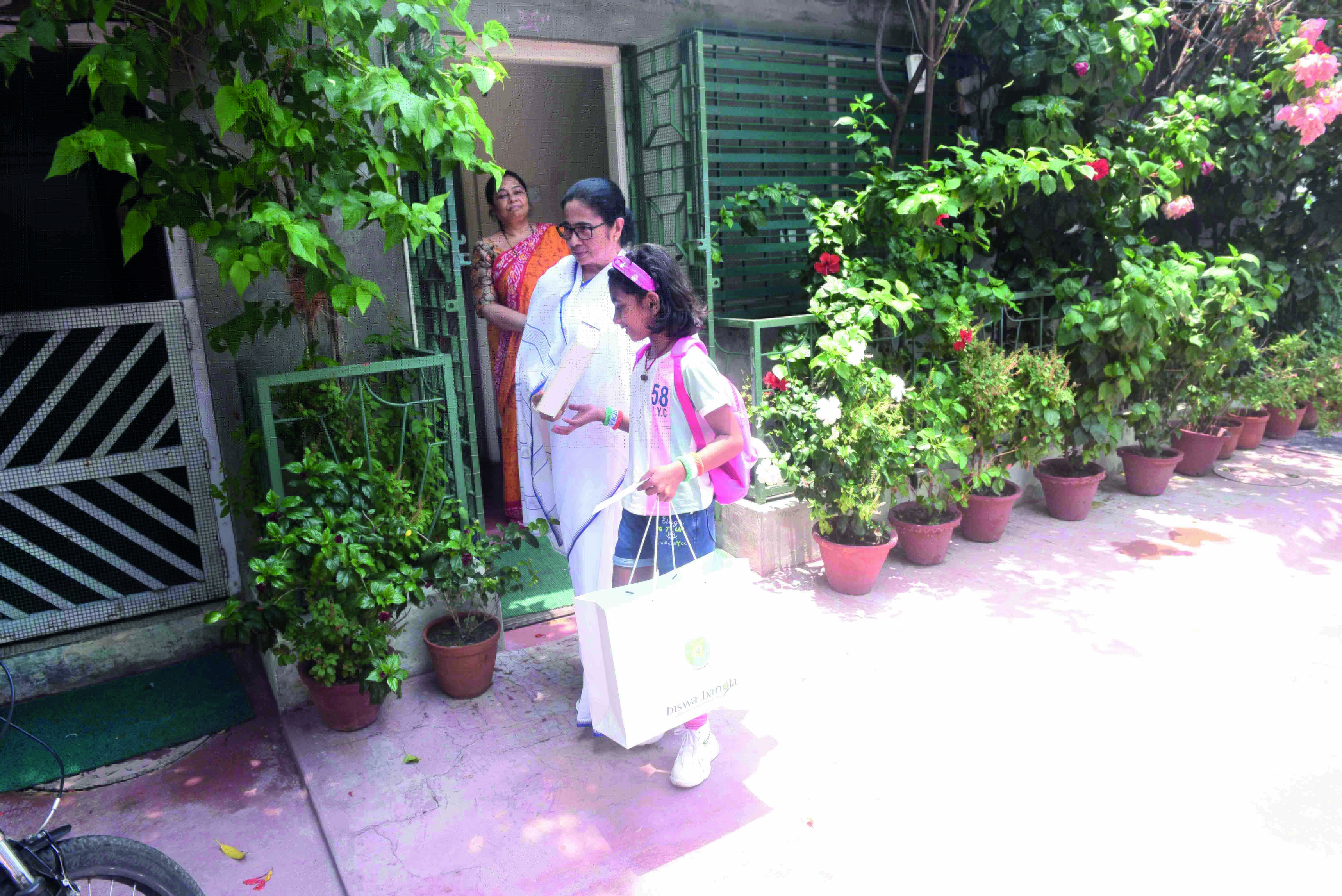 Class II student Sayantika from Malda thanks CM for Kanyashree Class II student Sayantika from Malda thanks CM for Kanyashree