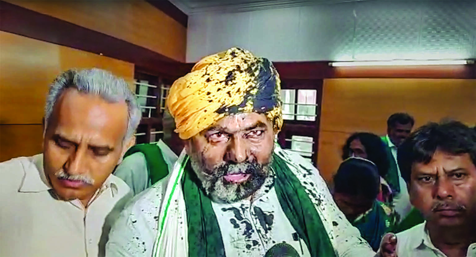 Black ink thrown on farmer leader Rakesh Tikait in Bluru Black ink thrown on farmer leader Rakesh Tikait in Bluru