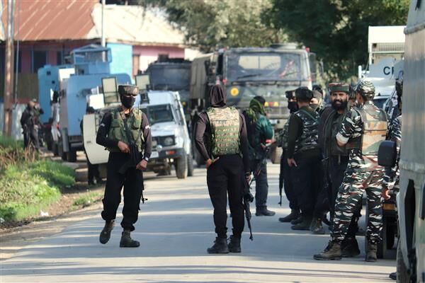 Kashmiri Pandits return to streets in Valley to protest schoolteachers killing Kashmiri Pandits return to streets in Valley to protest schoolteachers killing