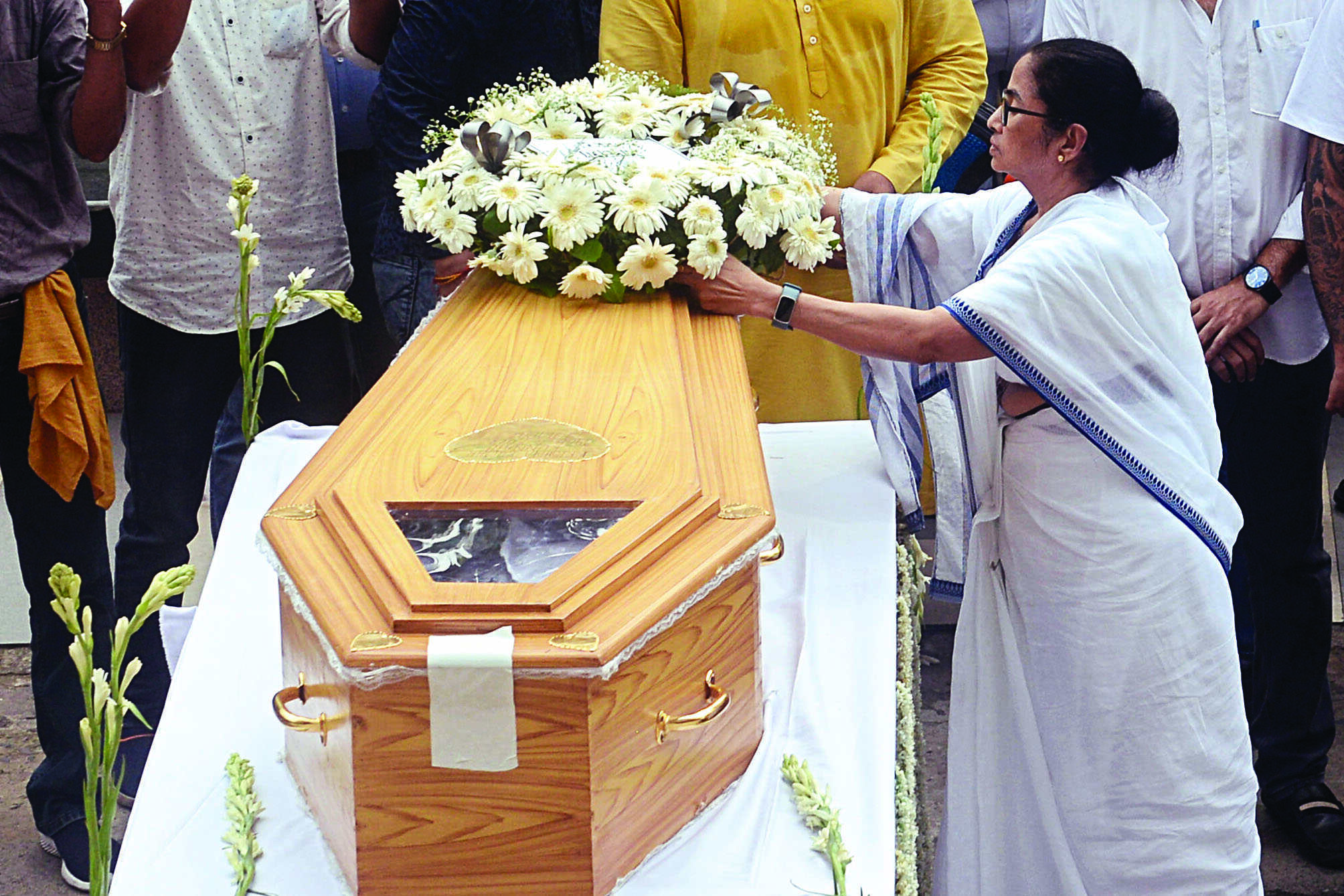 Bengal bids adieu to KK with gun salute; CM pays floral tribute Bengal bids adieu to KK with gun salute; CM pays floral tribute