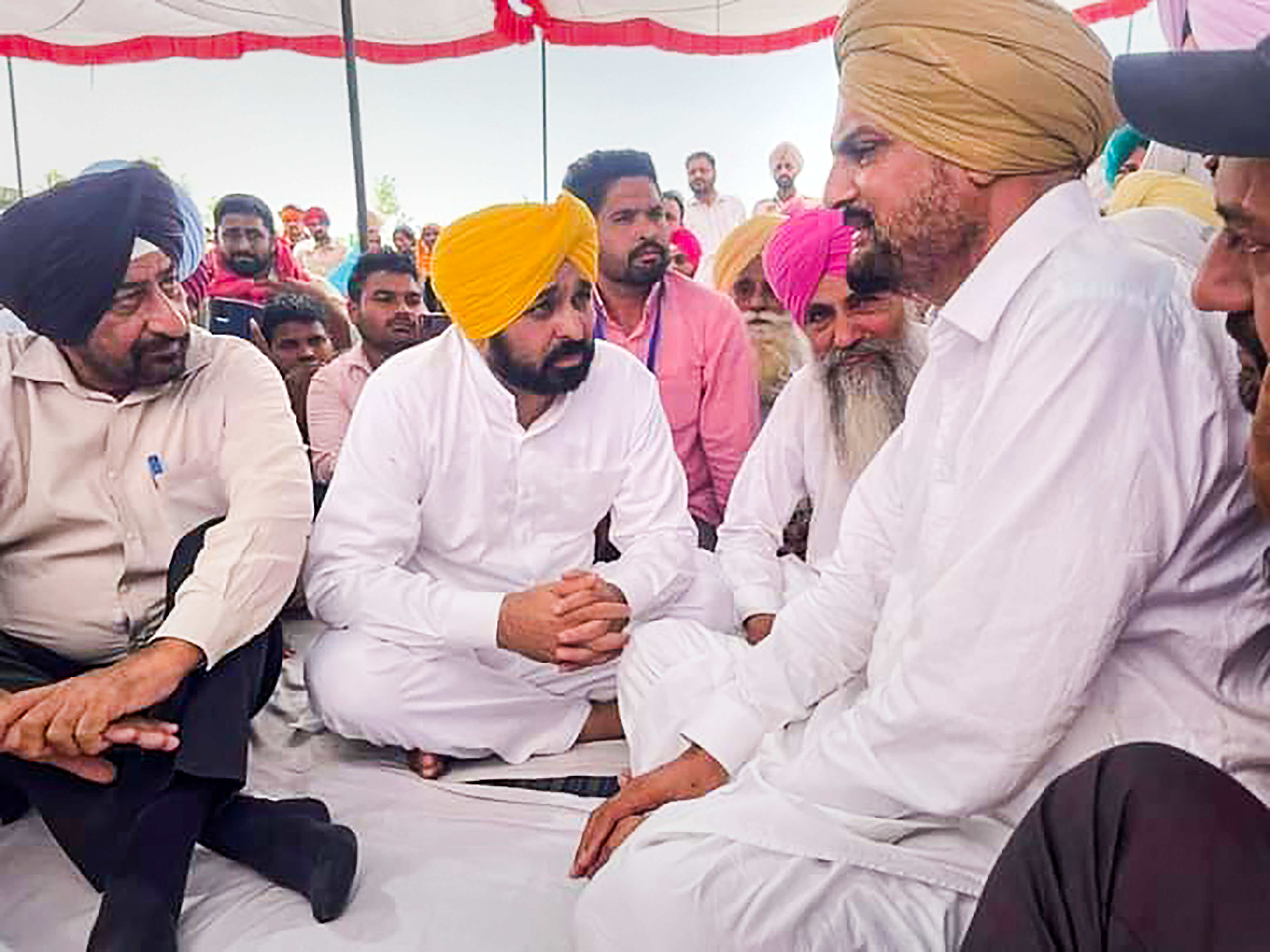 Punjab CM meets Moosewalas family, conveys his condolences Punjab CM meets Moosewalas family, conveys his condolences