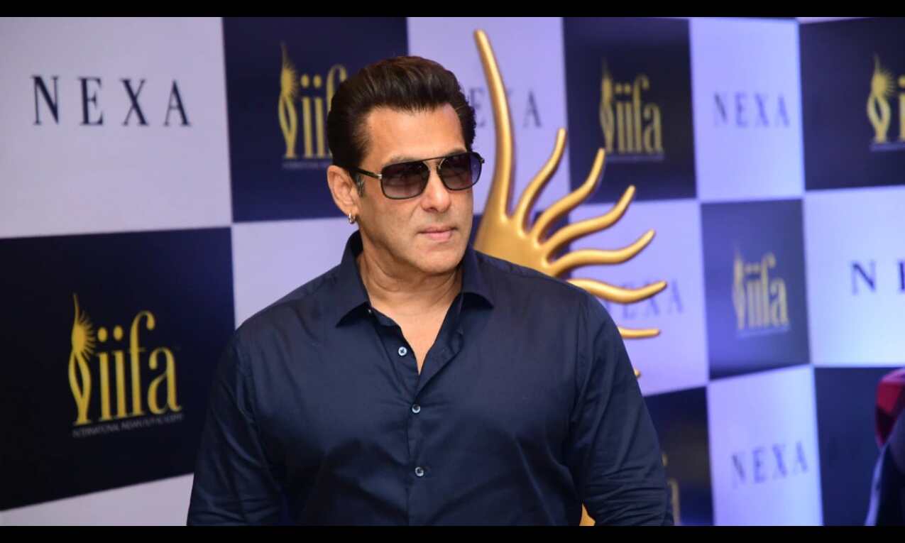 Salman Khan gives shout out to Shah Rukh at IIFA Salman Khan gives shout out to Shah Rukh at IIFA
