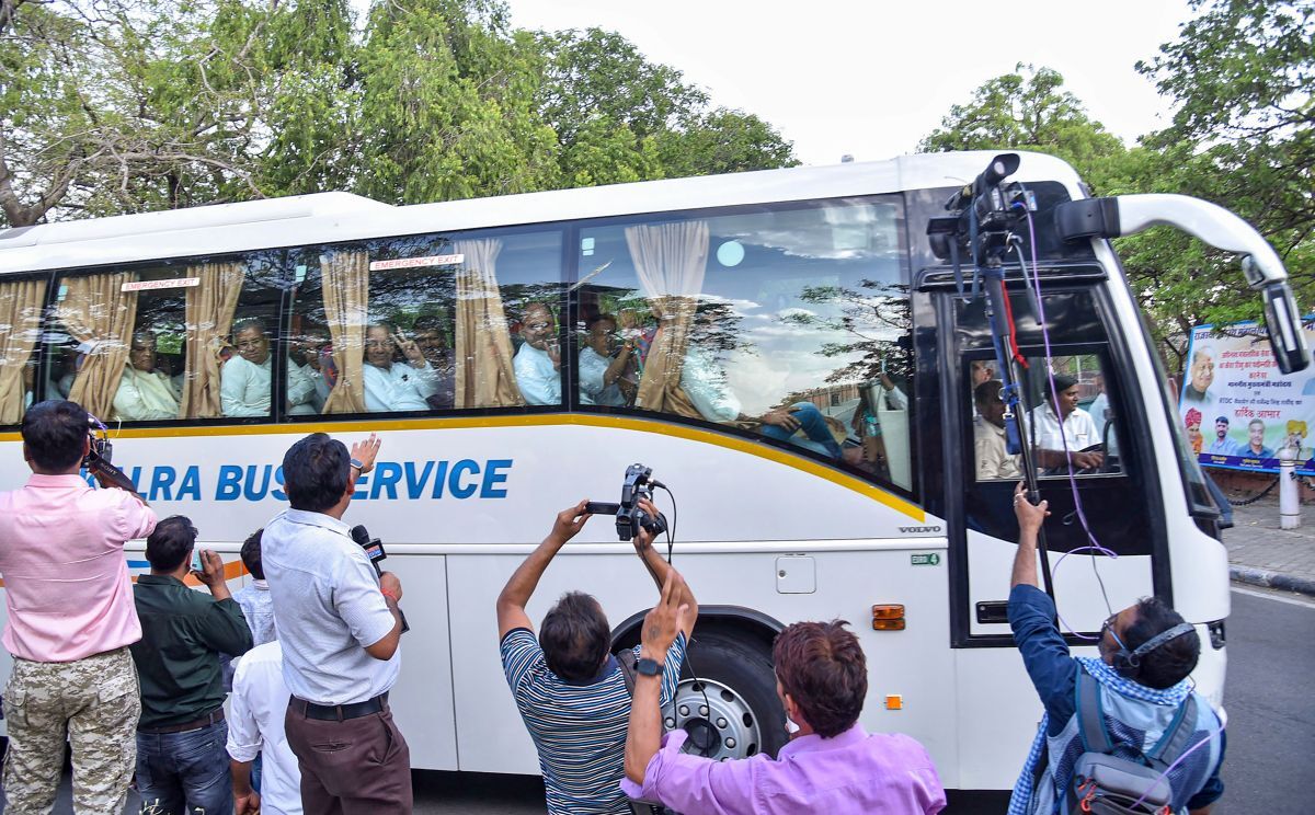 RS polls: CM Gehlot reaches Udaipur with six MLAs; Cong plaint to ACB amid poaching fears RS polls: CM Gehlot reaches Udaipur with six MLAs; Cong plaint to ACB amid poaching fears