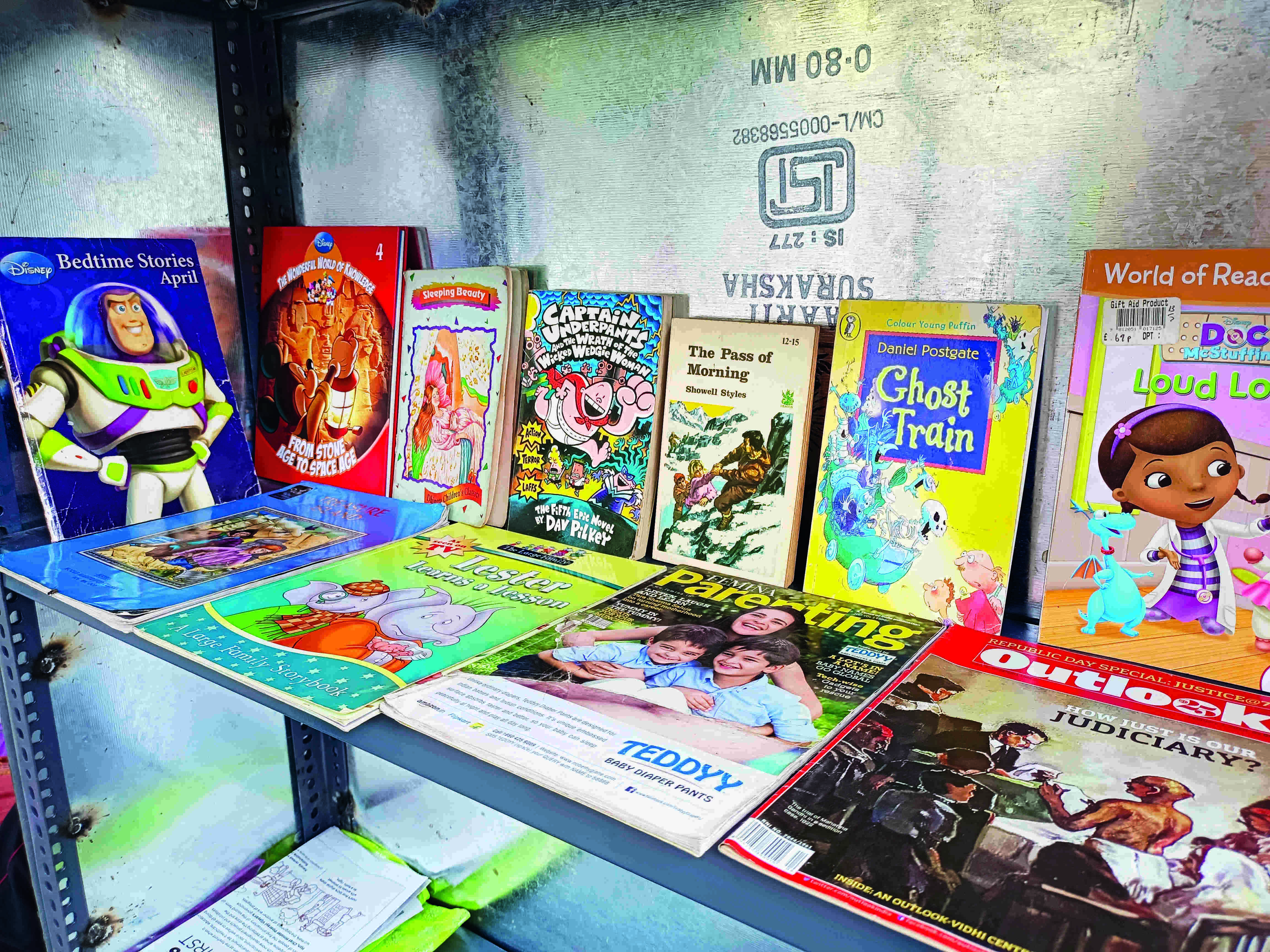 29-yr-old sets up library at bus stop 29-yr-old sets up library at bus stop