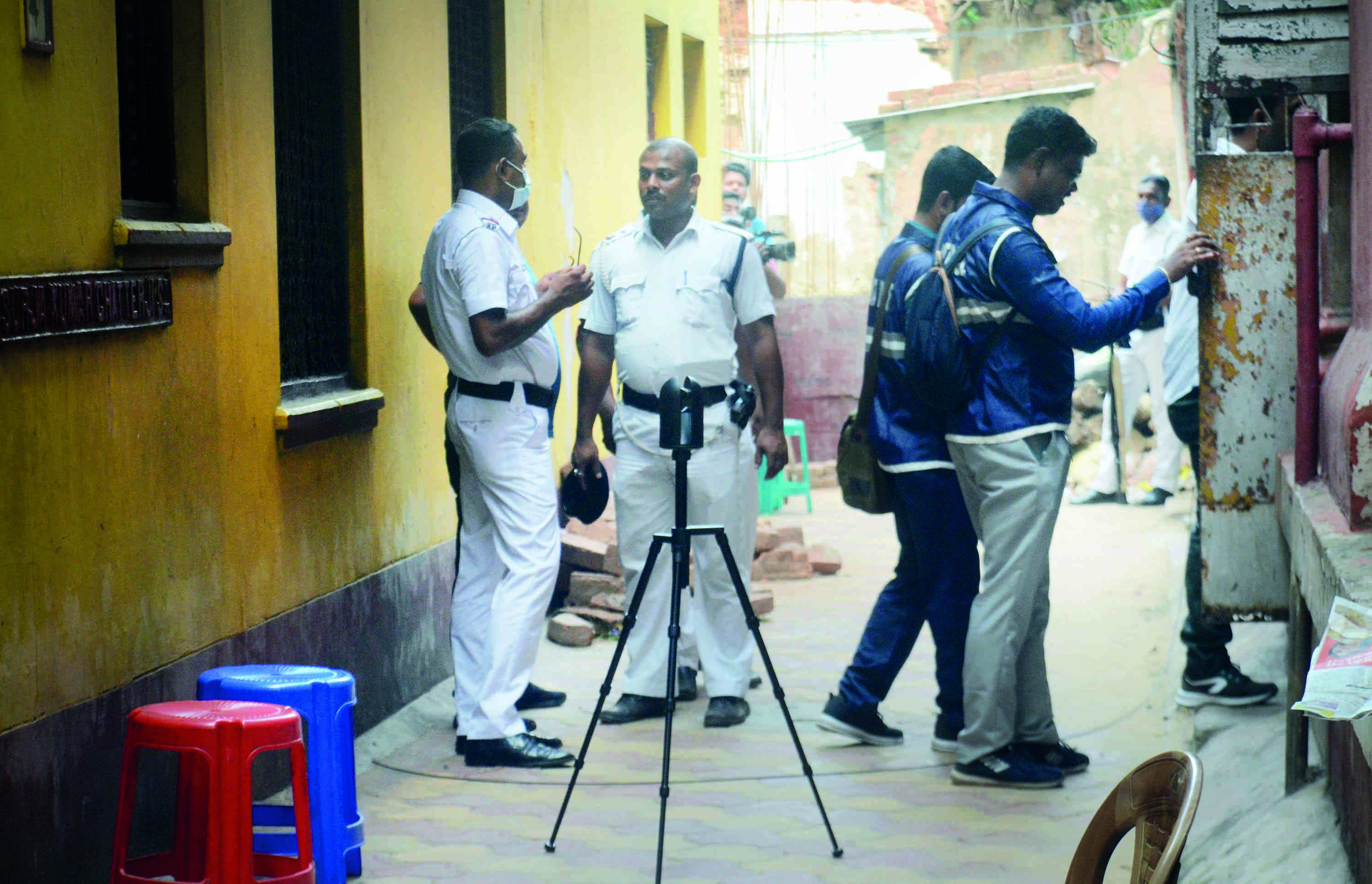 Bhowanipore murder: Multiple stab wounds found on Ashoke, his wife was shot dead Bhowanipore murder: Multiple stab wounds found on Ashoke, his wife was shot dead