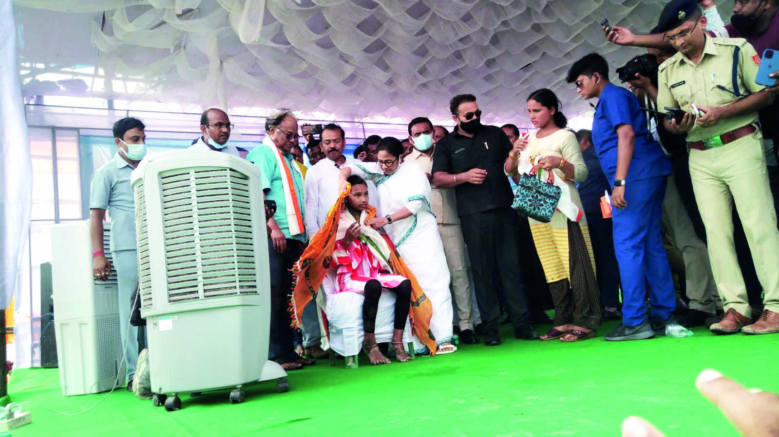 Alipurduar: Mamata stops address mid-way to aid ailing 10-year-old Alipurduar: Mamata stops address mid-way to aid ailing 10-year-old