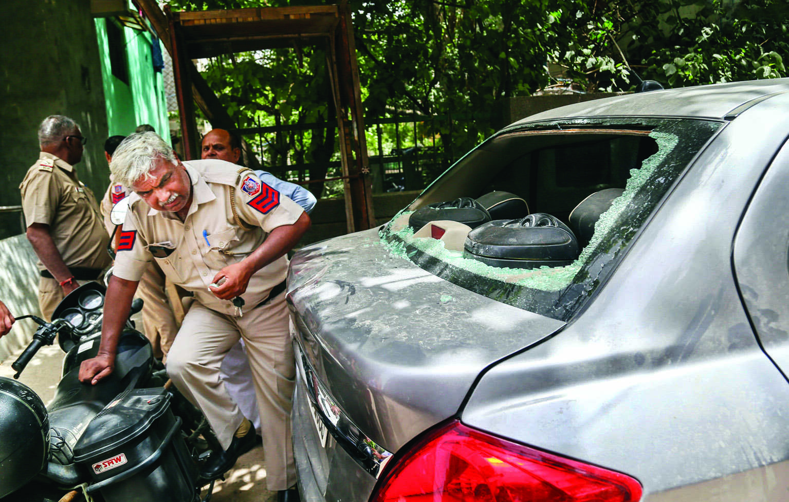 5, including two juveniles, held for creating ruckus 5, including two juveniles, held for creating ruckus