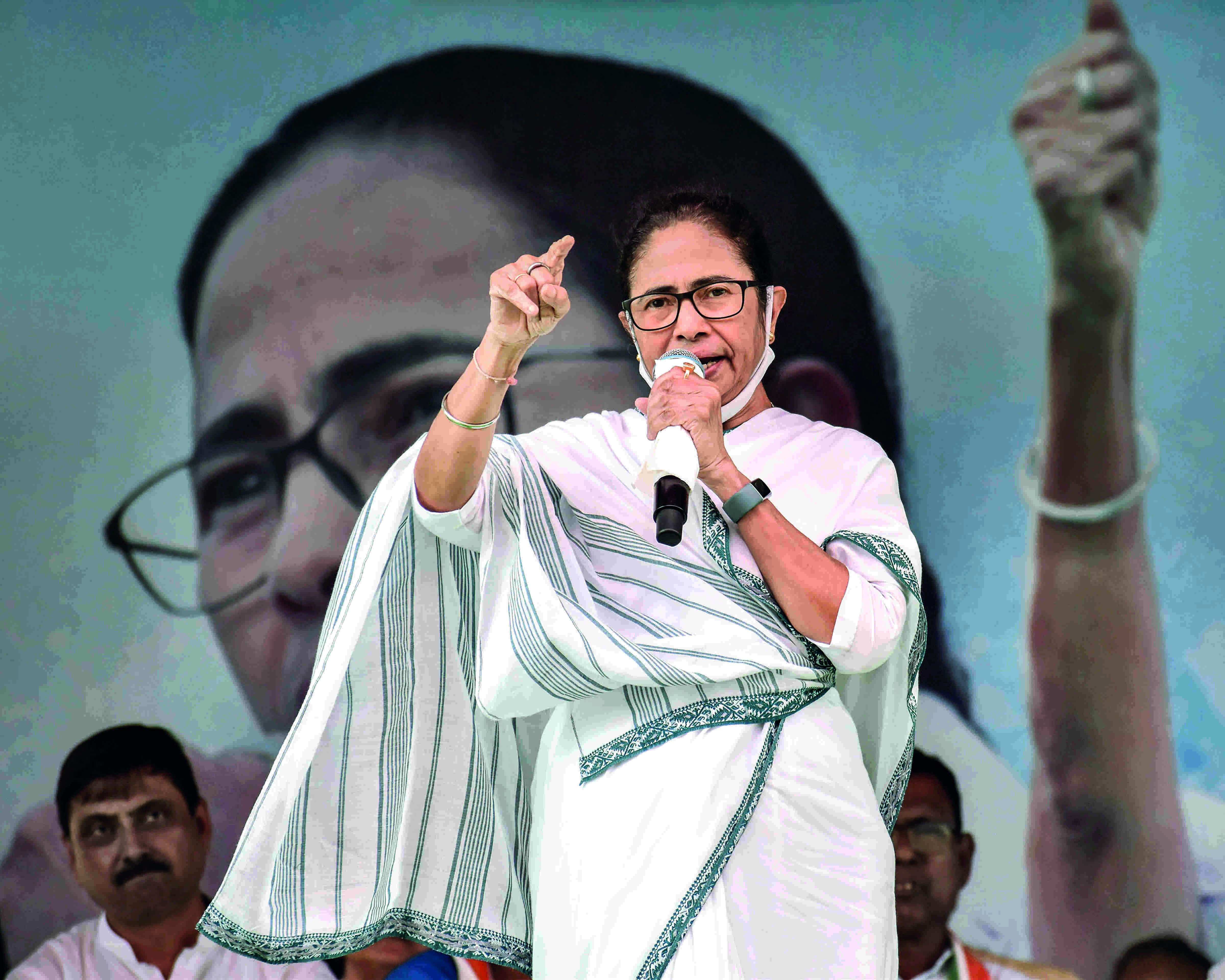 Kharge holds consultations with Mamata, leaders of Oppn Kharge holds consultations with Mamata, leaders of Oppn