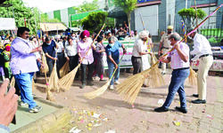 NDMC launches cleanliness drive in Sarojini Nagar mkt NDMC launches cleanliness drive in Sarojini Nagar mkt