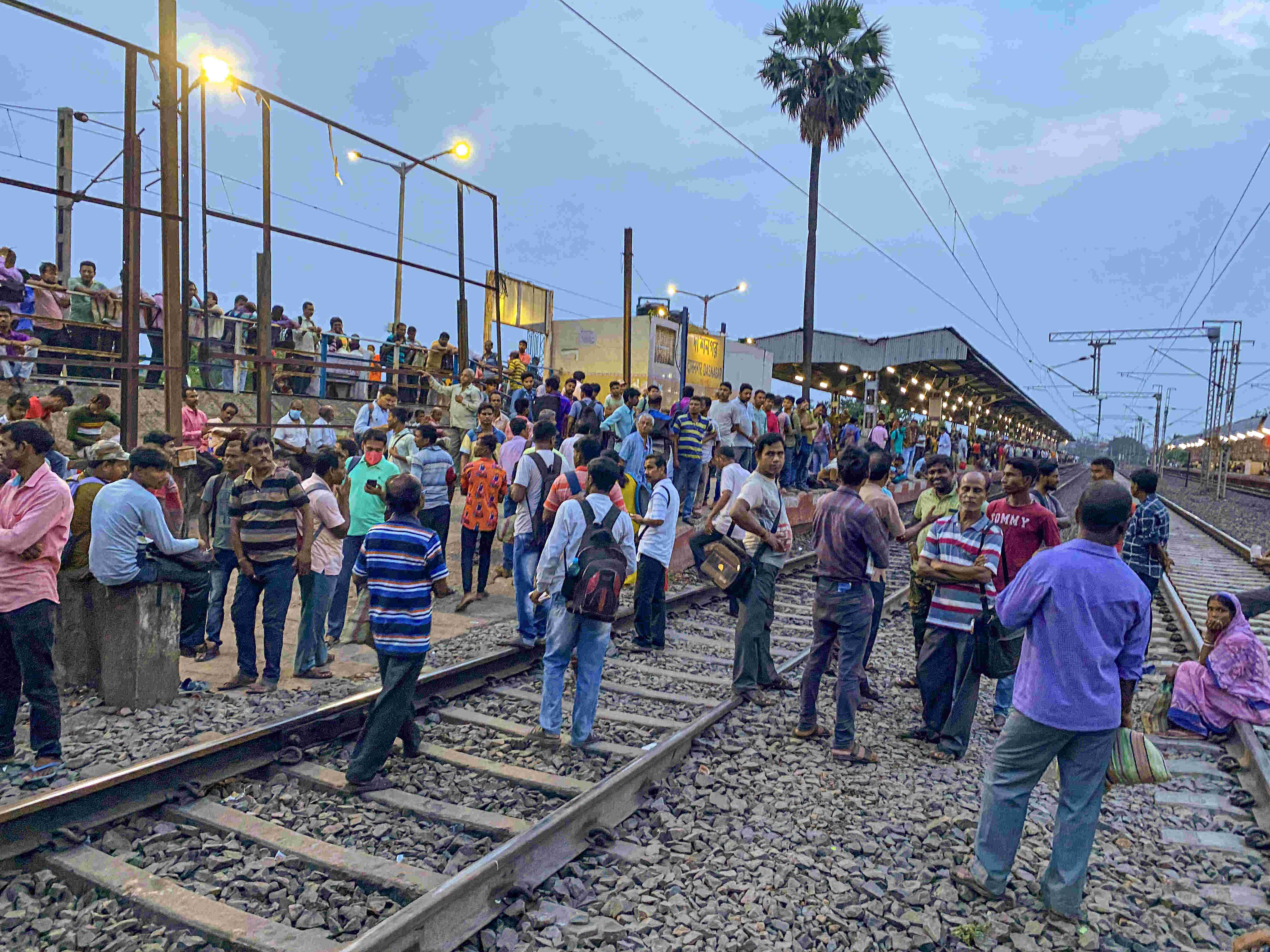 Mob attacks train in Bethuadahari Mob attacks train in Bethuadahari