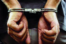 Maharashtra: Cop, aide held for accepting Rs 1L bribe Maharashtra: Cop, aide held for accepting Rs 1L bribe