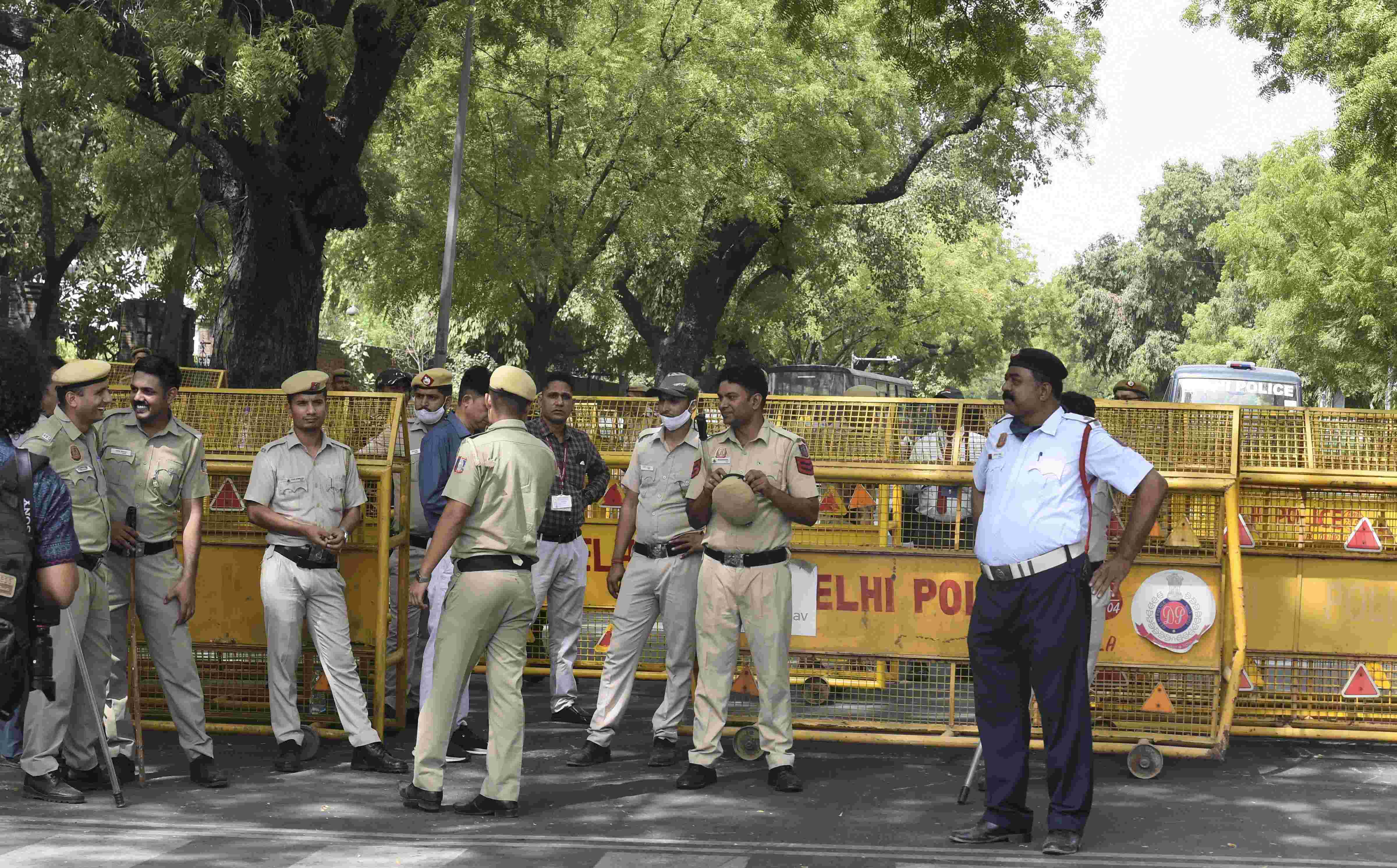 Cong workers detained ahead of Rahuls appearance before ED Cong workers detained ahead of Rahuls appearance before ED