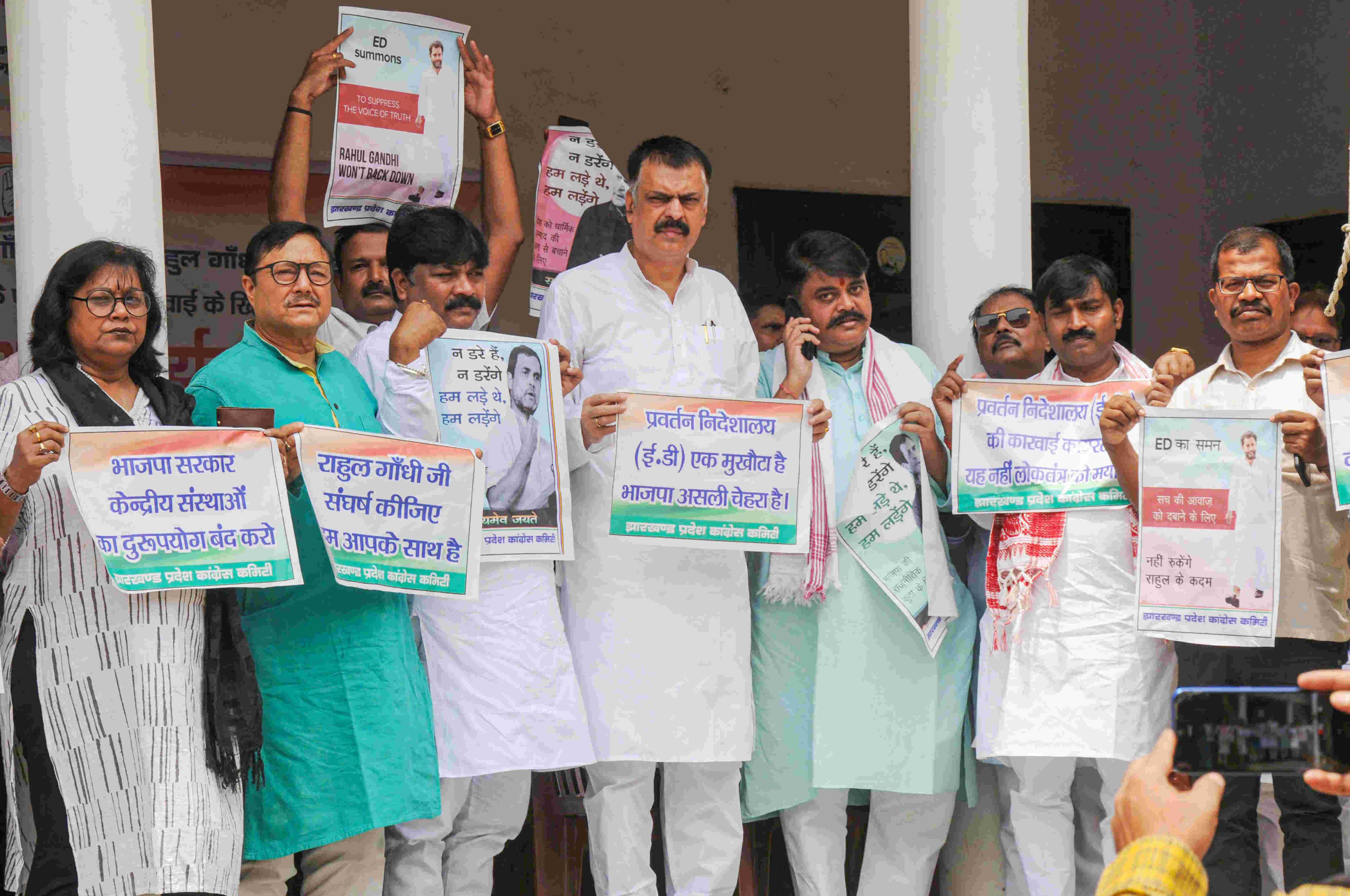 Top Cong leaders, workers march in solidarity with Rahul Gandhi