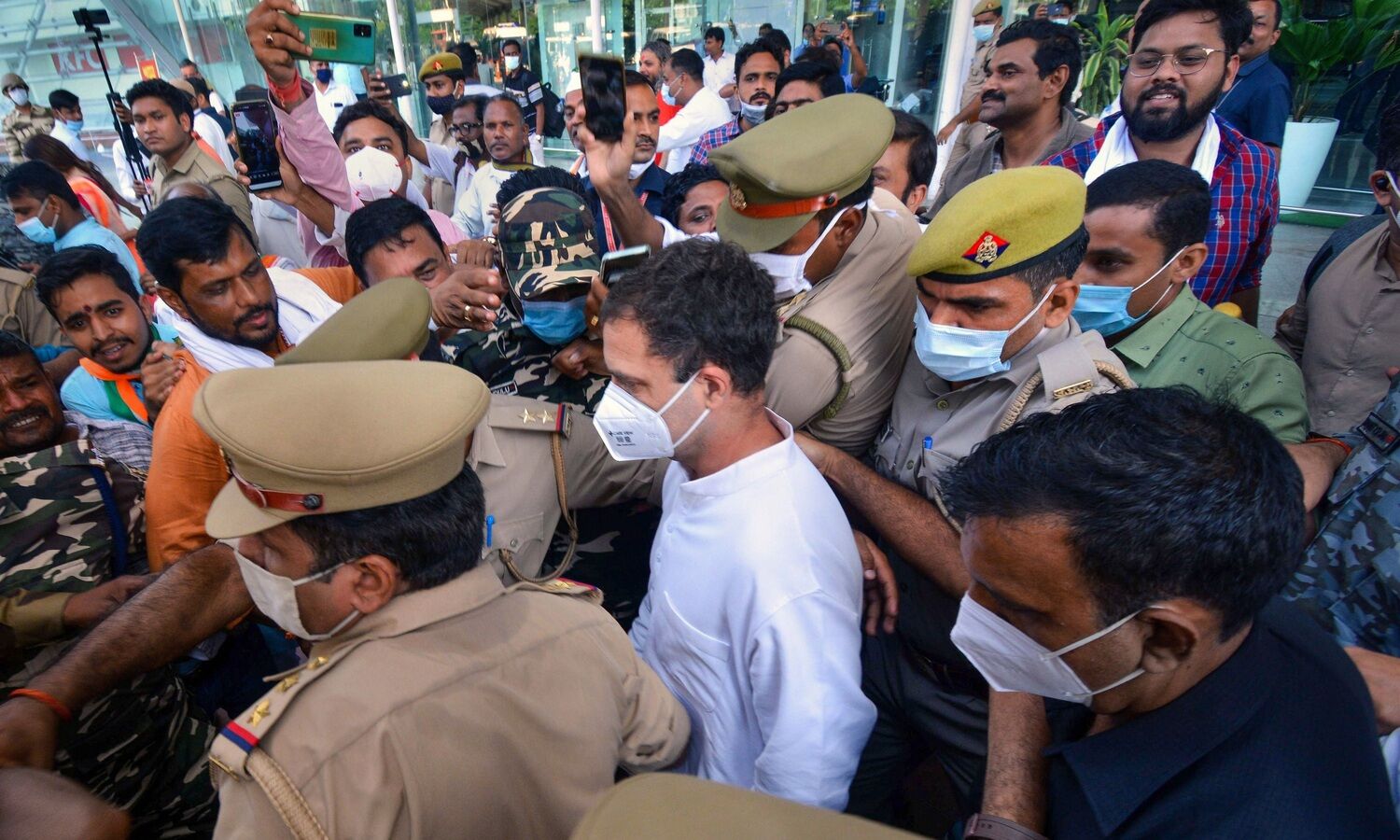 ED quizzes Rahul for 3rd consecutive day in National Herald money laundering case