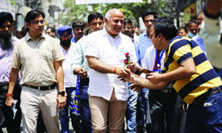 Sisodia conducts an on-ground inspection of Kamla Nagar Mkt Sisodia conducts an on-ground inspection of Kamla Nagar Mkt