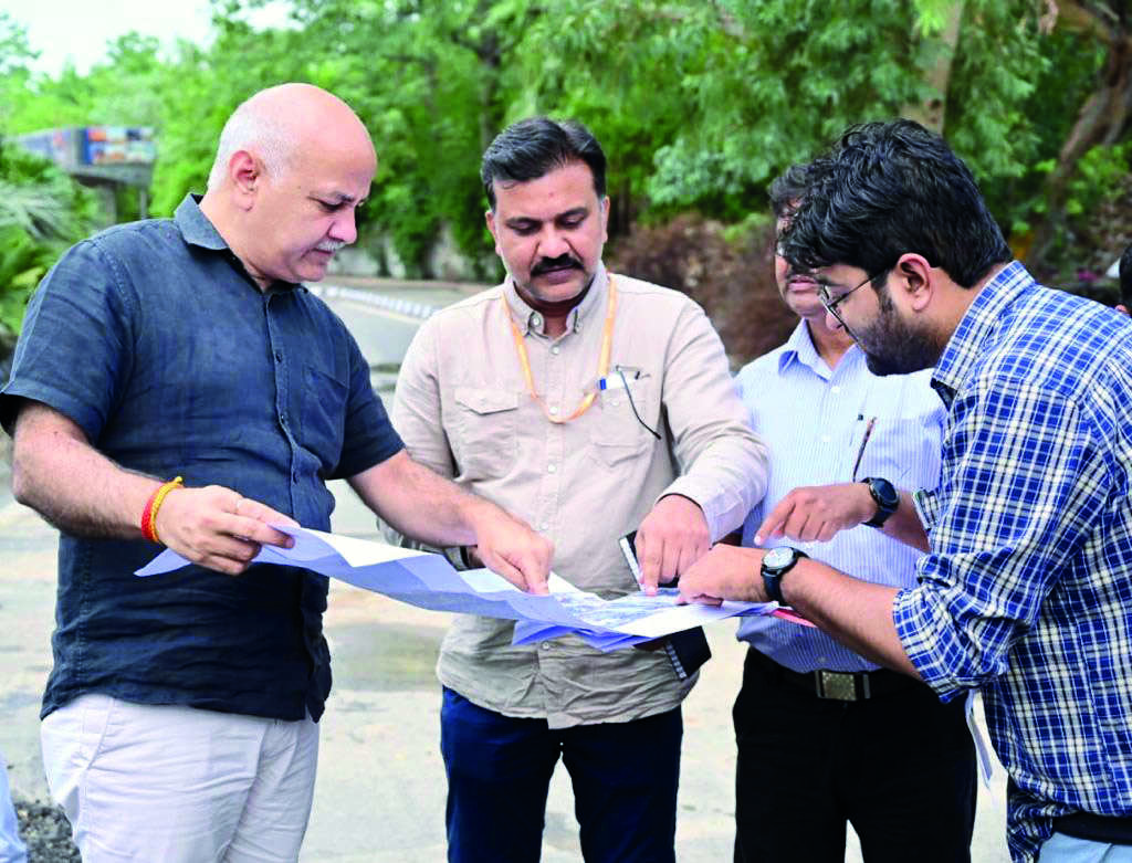 Waterlogging: Sisodia inspects hotspots at IP Estate Ring Road Waterlogging: Sisodia inspects hotspots at IP Estate Ring Road