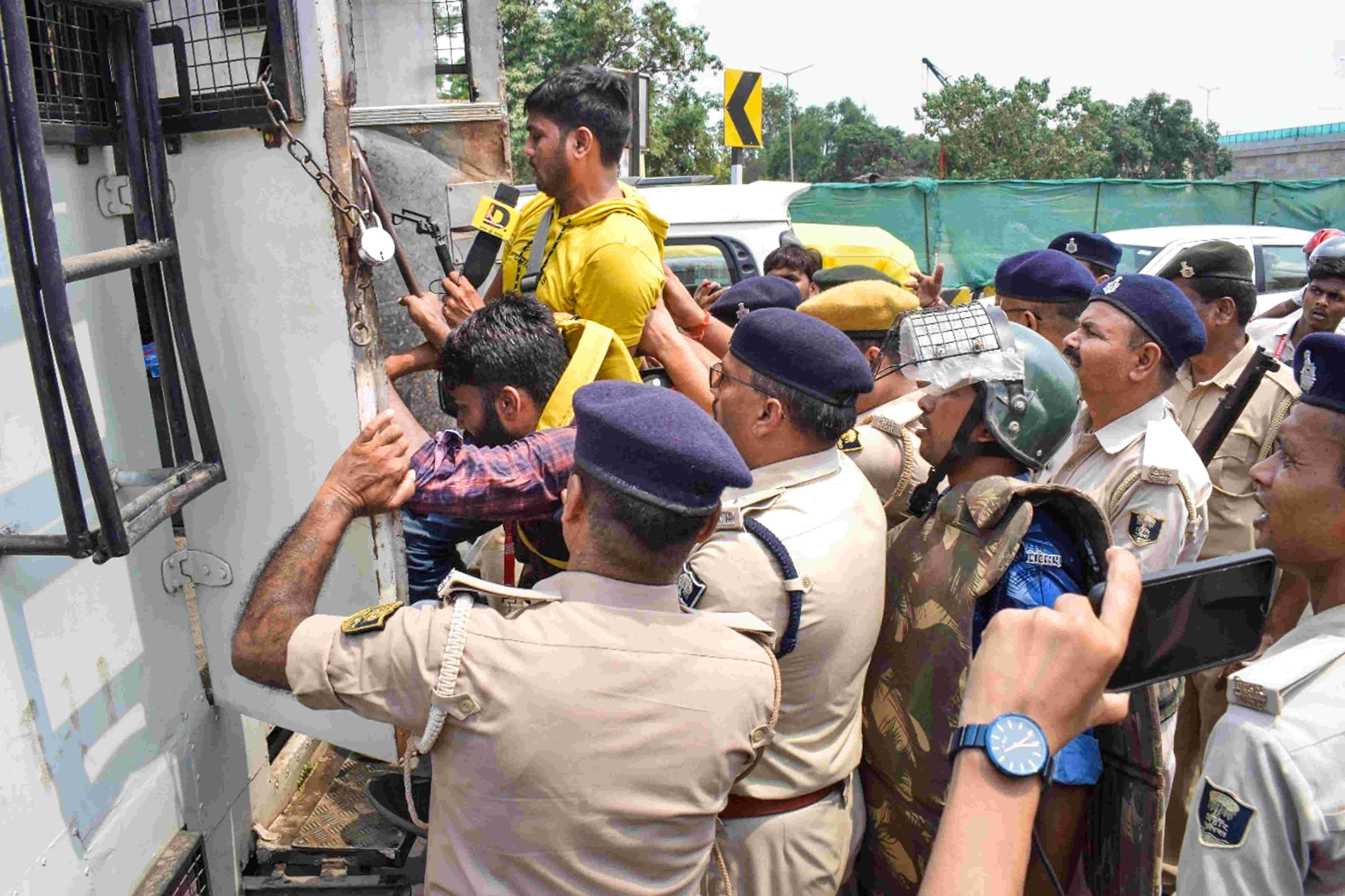Bihar: Agnipath protests trigger fresh friction between allies BJP, JD (U) Bihar: Agnipath protests trigger fresh friction between allies BJP, JD (U)
