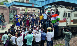 Traffic crawls in Delhi-NCR due to road closures over Bharat Bandh, Cong protests against Agnipath scheme Traffic crawls in Delhi-NCR due to road closures over Bharat Bandh, Cong protests against Agnipath scheme