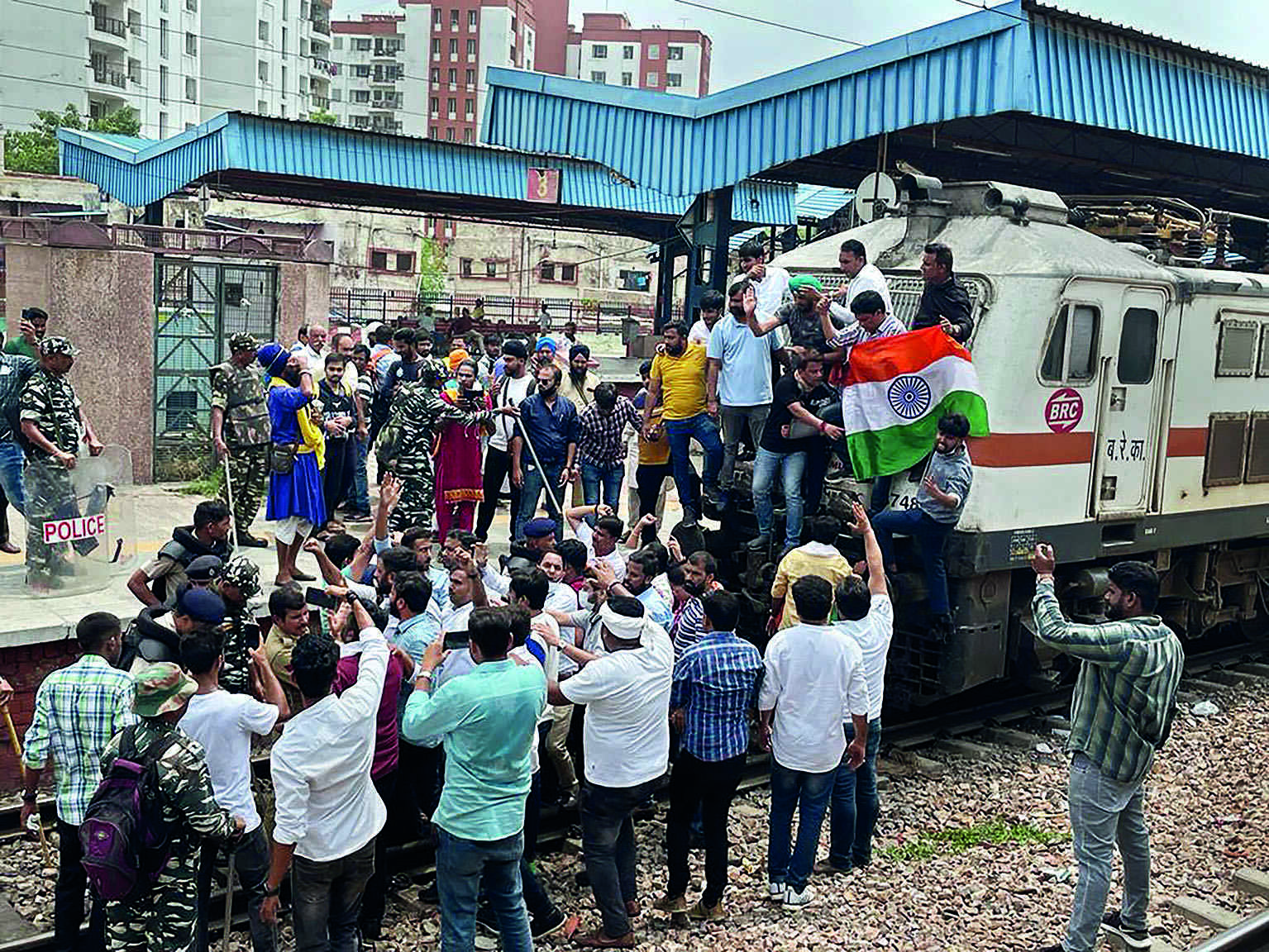 Traffic crawls in Delhi-NCR due to road closures over Bharat Bandh, Cong protests against Agnipath scheme Traffic crawls in Delhi-NCR due to road closures over Bharat Bandh, Cong protests against Agnipath scheme