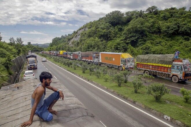Restoration work gathers pace on Jammu-Srinagar NH; Mughal road cleared for traffic Restoration work gathers pace on Jammu-Srinagar NH; Mughal road cleared for traffic