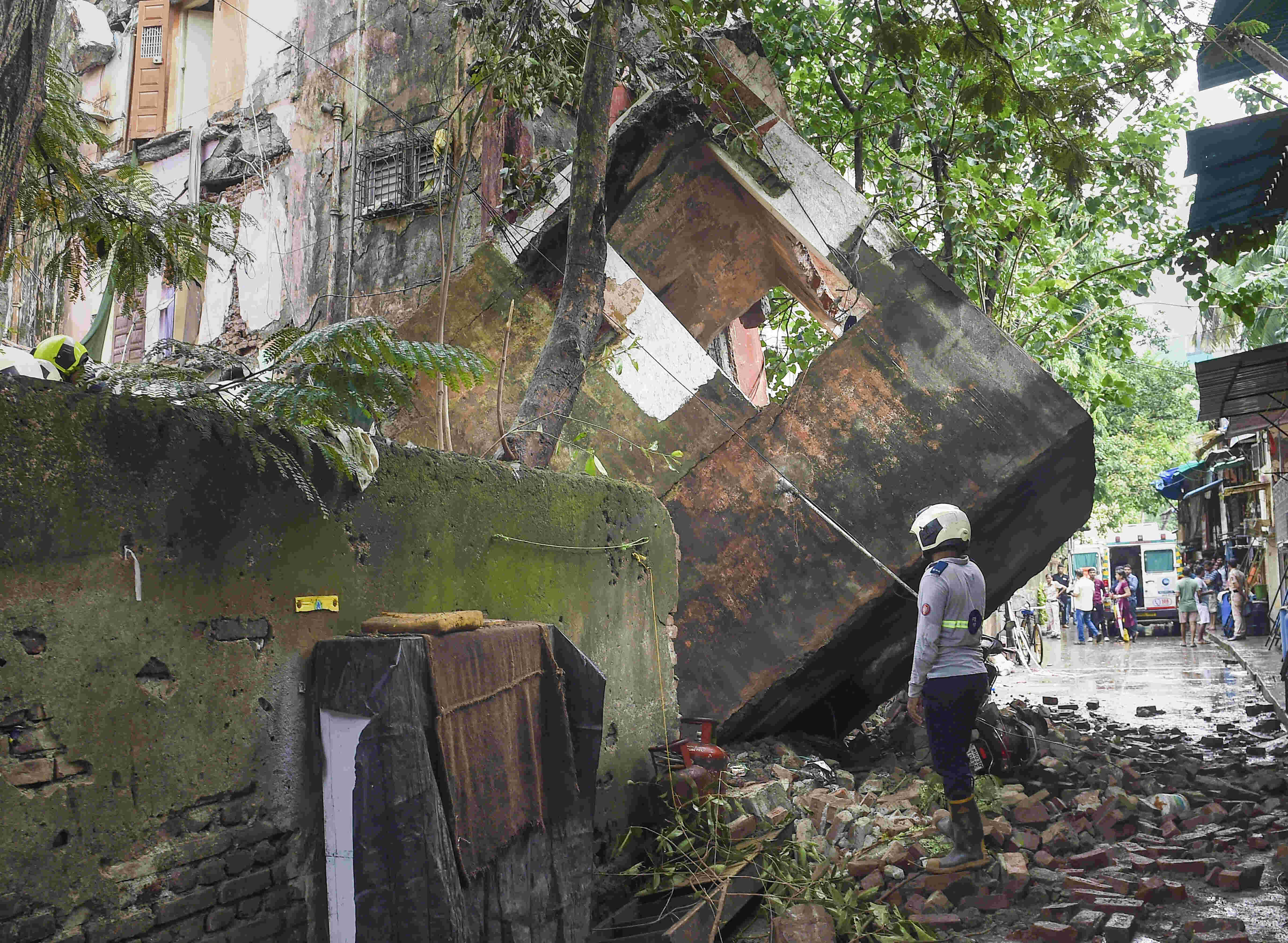 Mumbai: Ten killed, 13 injured as building collapses in Kurla Mumbai: Ten killed, 13 injured as building collapses in Kurla