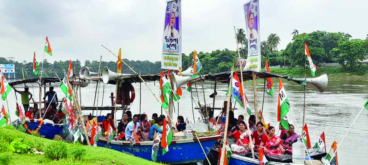 Martyrs Day: Campaign on boat held in Balurghat Martyrs Day: Campaign on boat held in Balurghat