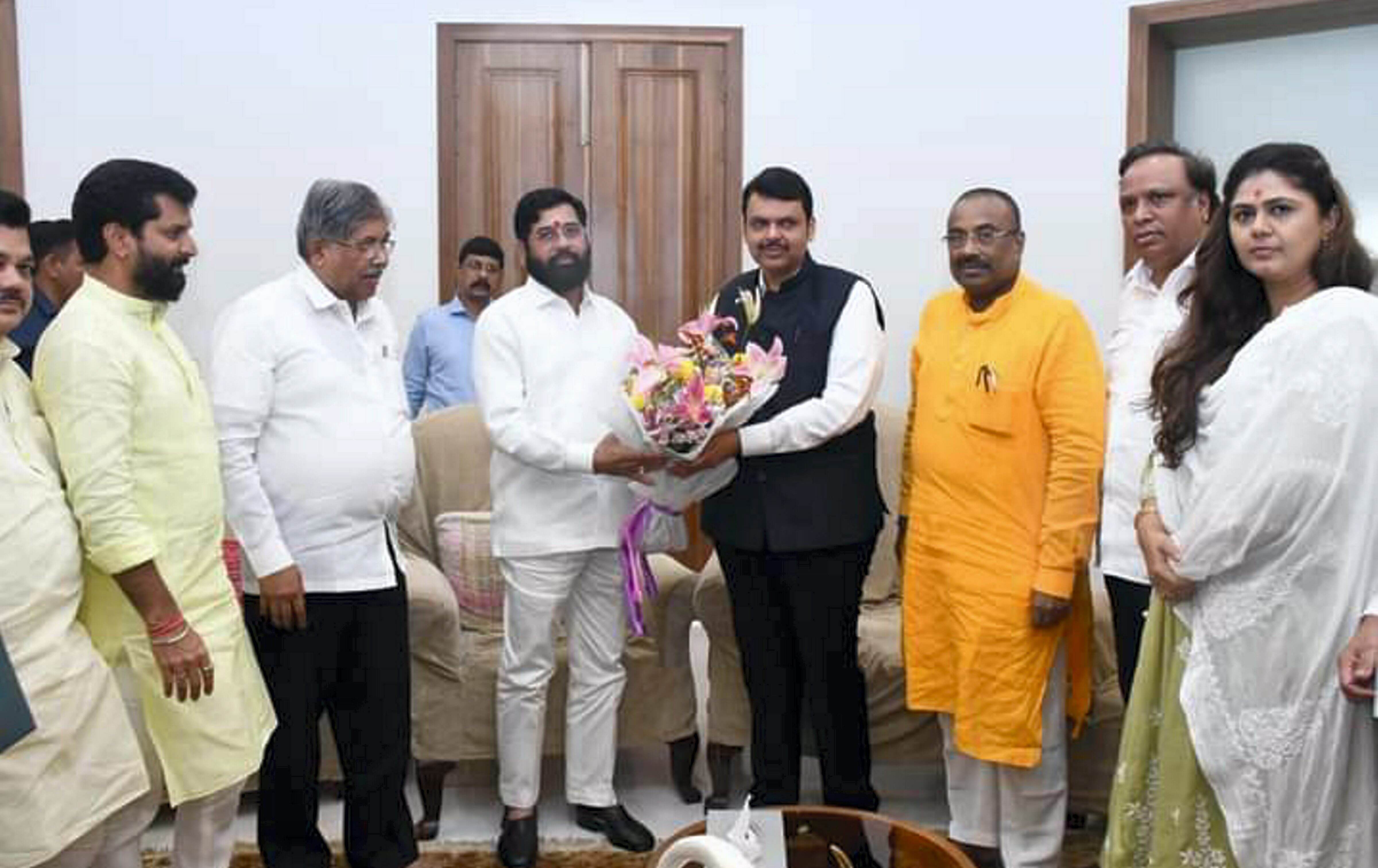 After arrival in Mumbai, Shinde holds brief meeting with Fadnavis; both head to Raj Bhavan