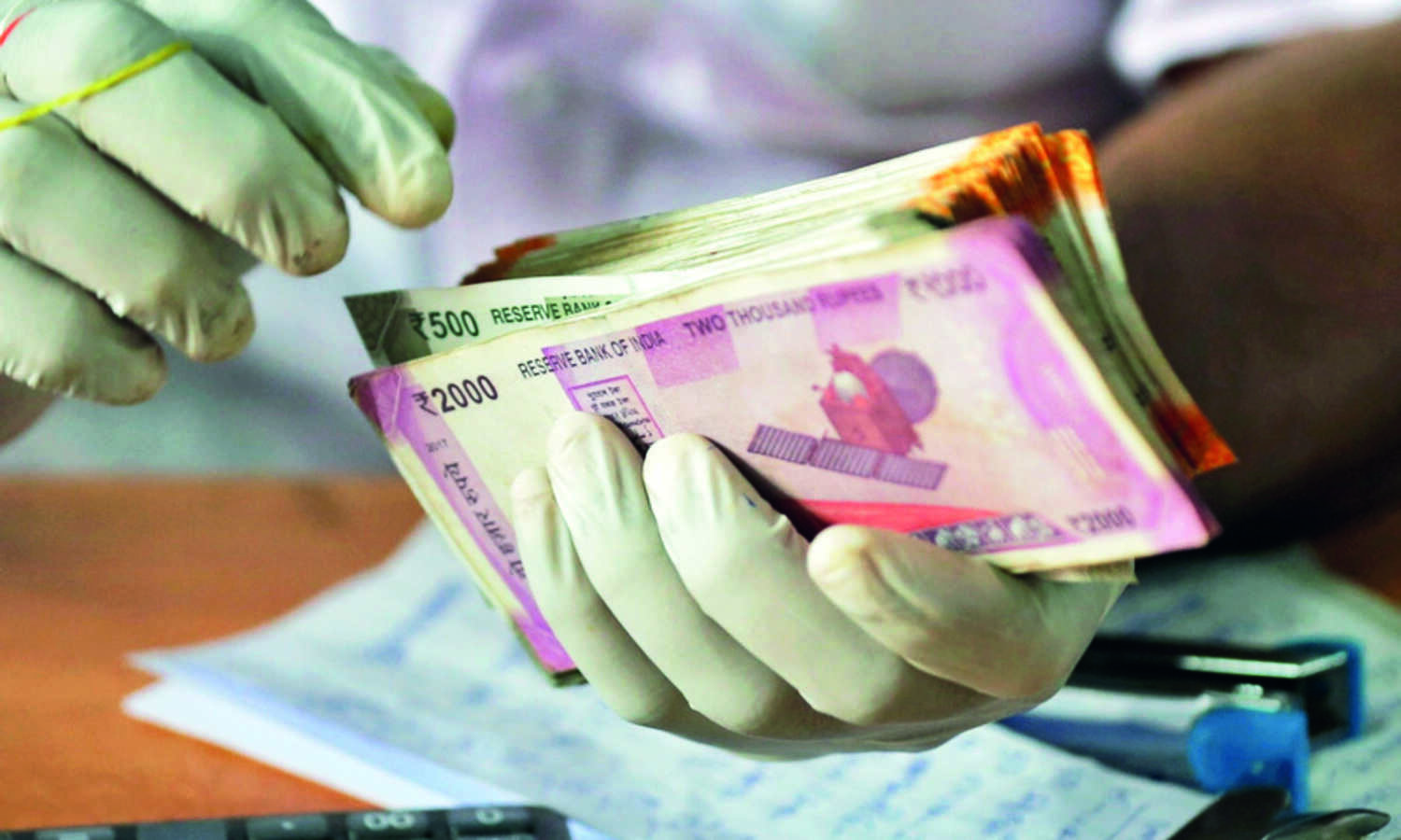 Government committed to 6.4%   fiscal deficit target for 2022-23