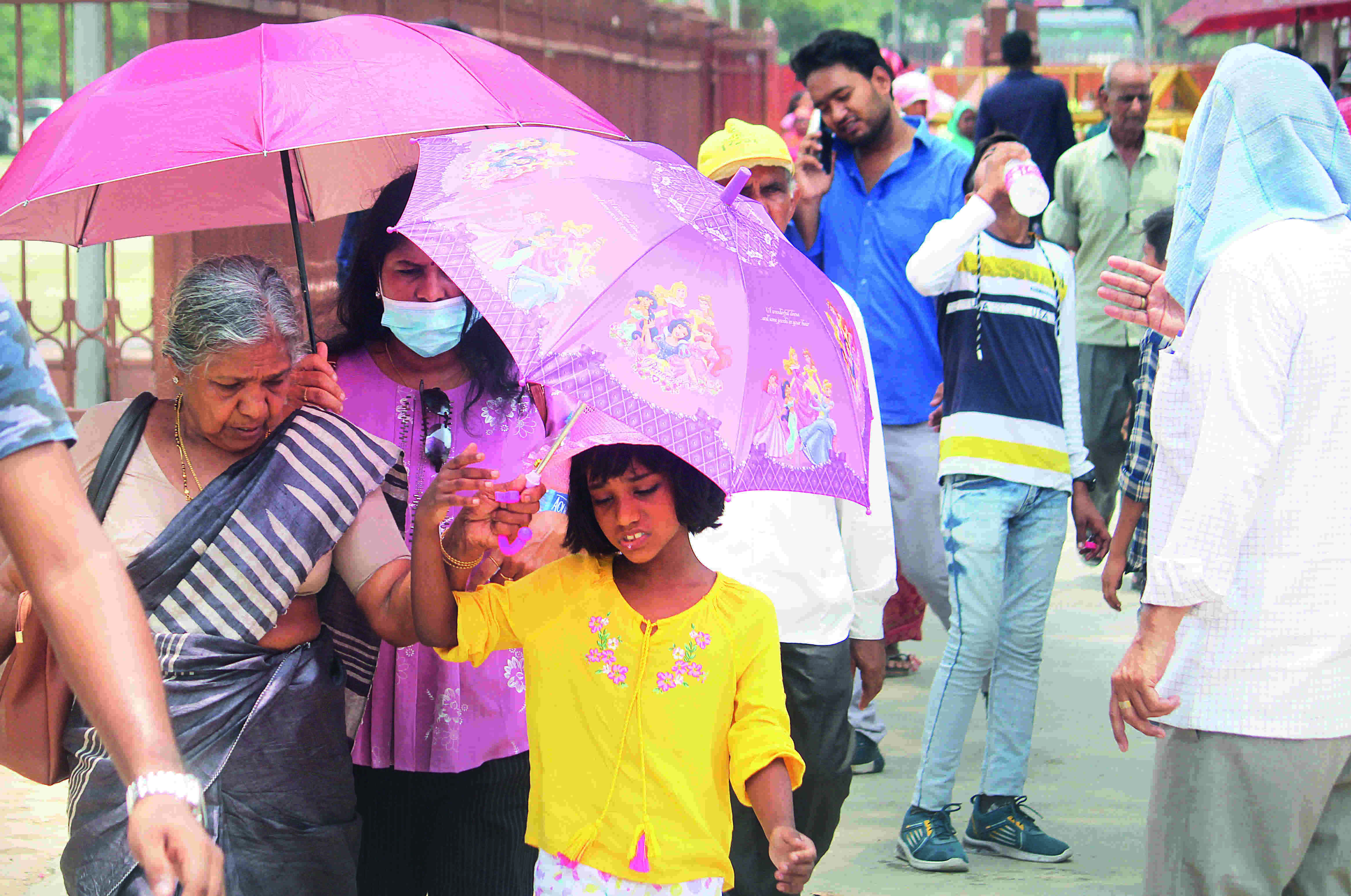 Hot and humid day in Delhi, orange alert   for moderate to heavy rain on Wednesday