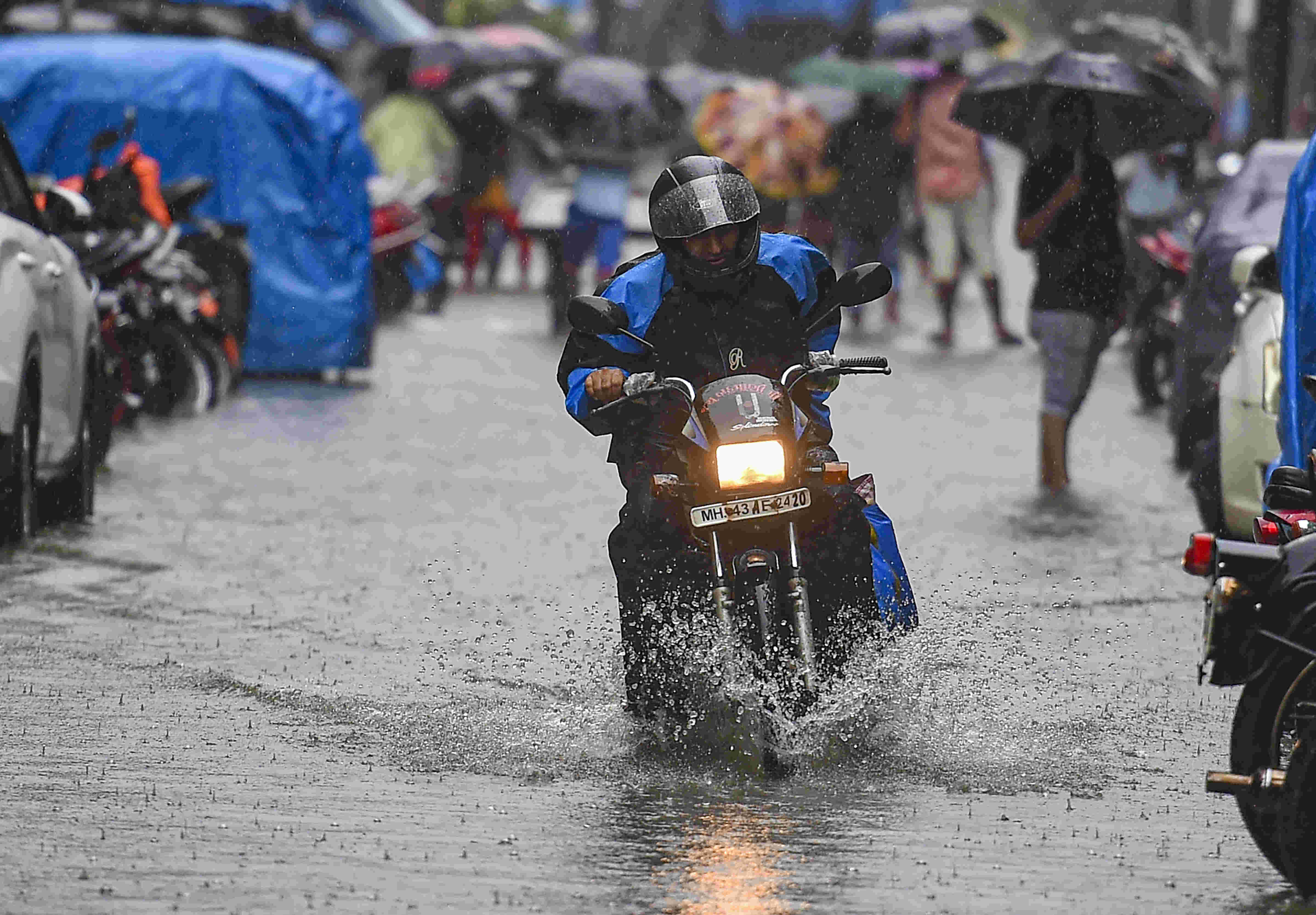 Heavy rains inundate parts of Mumbai, rail & road traffic affected; IMD forecasts more showers in next 24 hrs Heavy rains inundate parts of Mumbai, rail & road traffic affected; IMD forecasts more showers in next 24 hrs