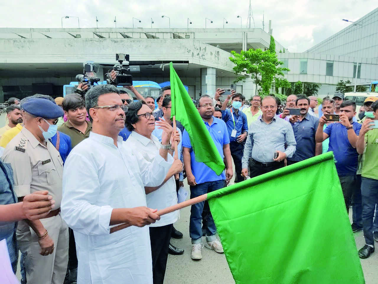 Firhad Hakim flags off electric bus service from airport to Howrah Firhad Hakim flags off electric bus service from airport to Howrah