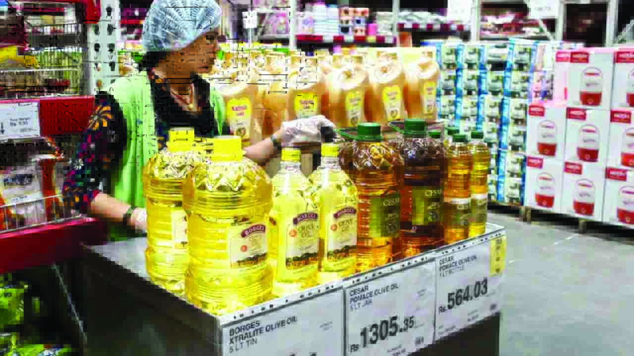 Govt asks companies to cut edible oils price by up to `10/L