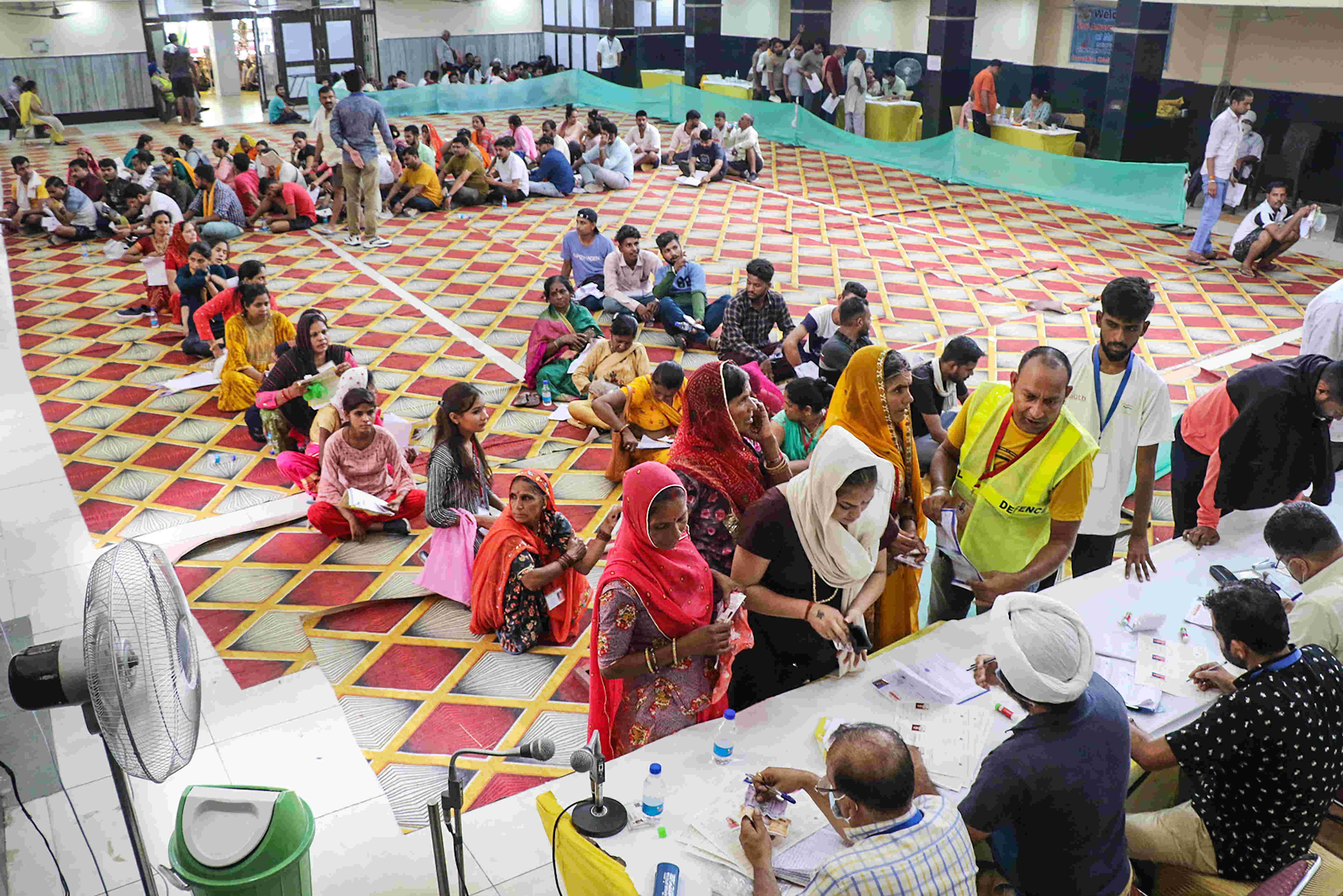Jammu: Tenth batch of over 6,100 pilgrims leaves for Amarnath Jammu: Tenth batch of over 6,100 pilgrims leaves for Amarnath
