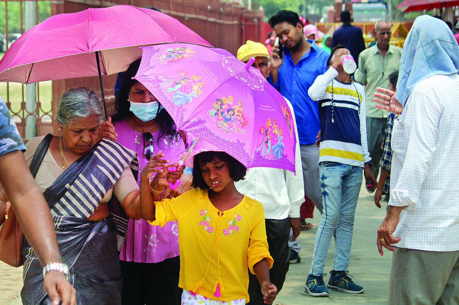 Sultry weather in Delhi as maximum   temp settles at 390C