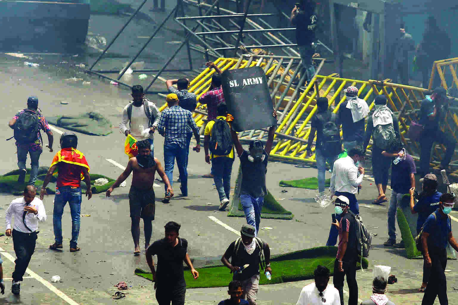Sri Lankan Prime Minister Wickremesinghes private residence now set on fire Sri Lankan Prime Minister Wickremesinghes private residence now set on fire