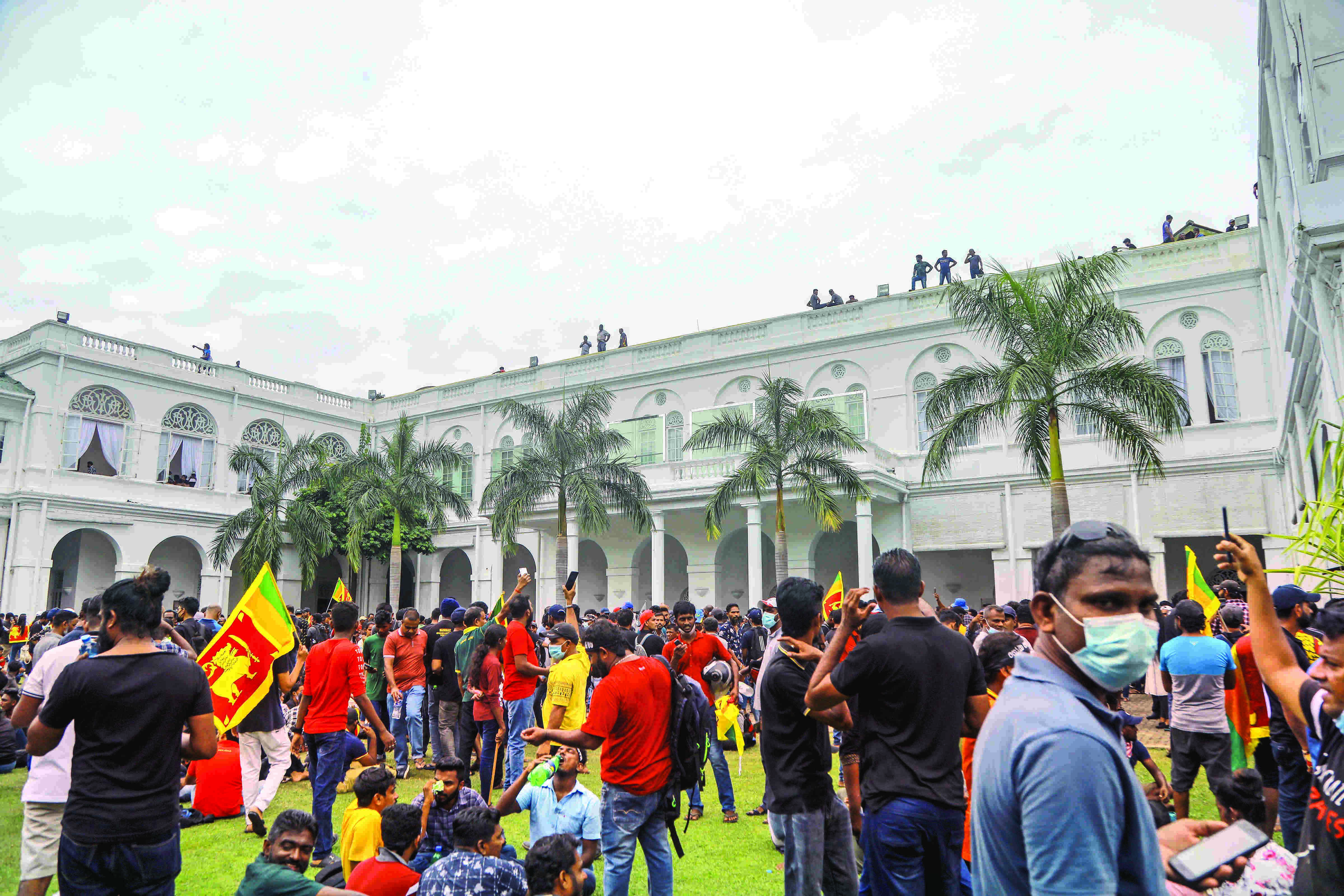 Protesters capture Sri Lankan Presidents official residence Protesters capture Sri Lankan Presidents official residence