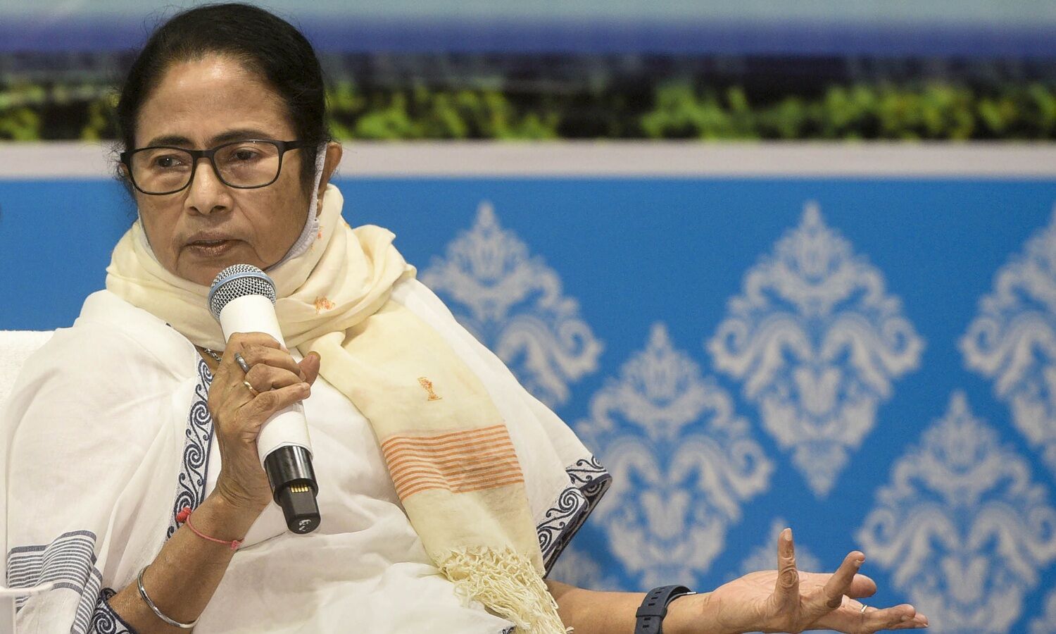Mamata makes, serves pani puris to people in Darjeeling